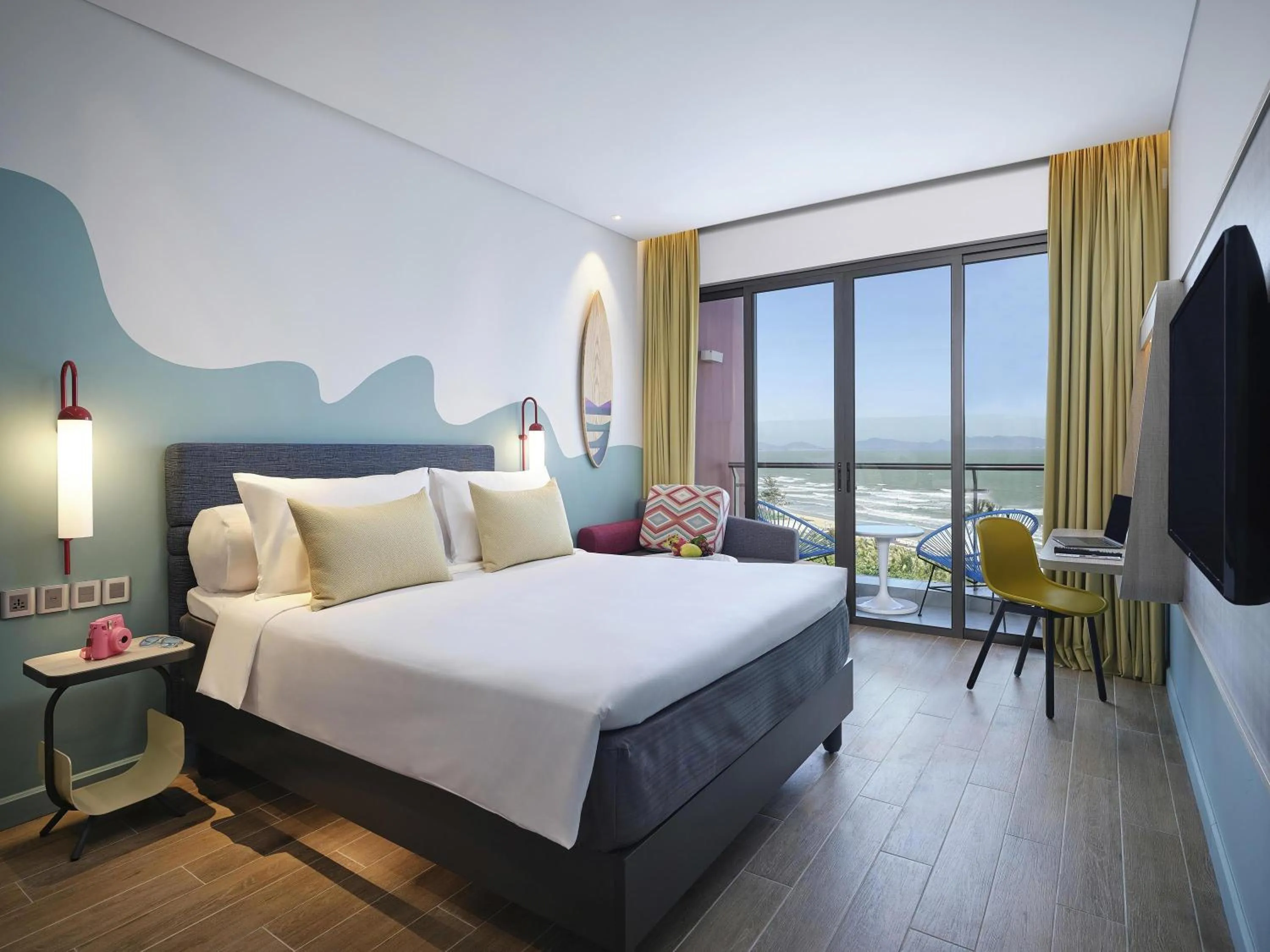 Premium Queen Room with Balcony and Sea View in ibis Styles Vung Tau