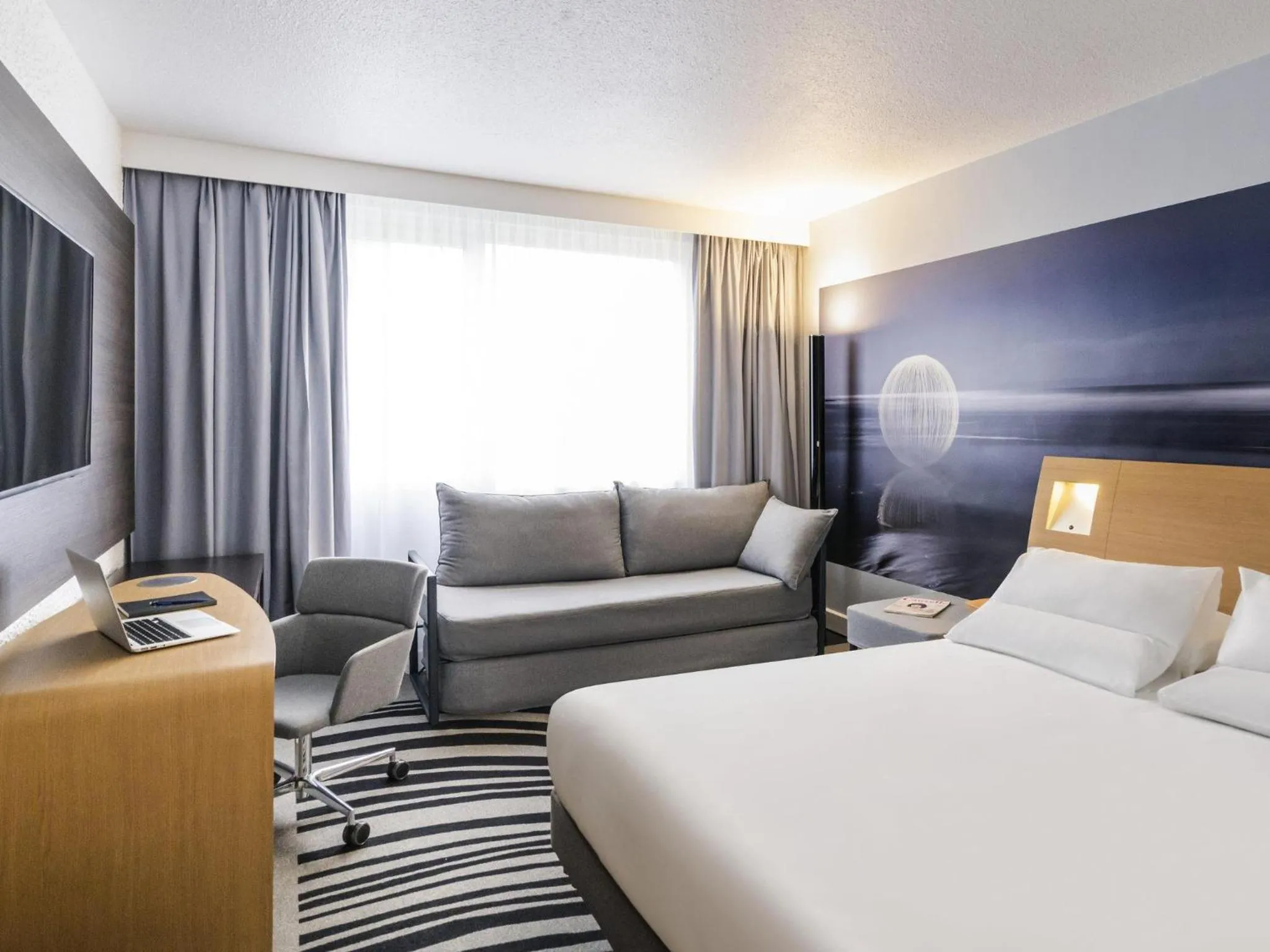 Classic Double Room with Sofa Bed in Novotel Saclay