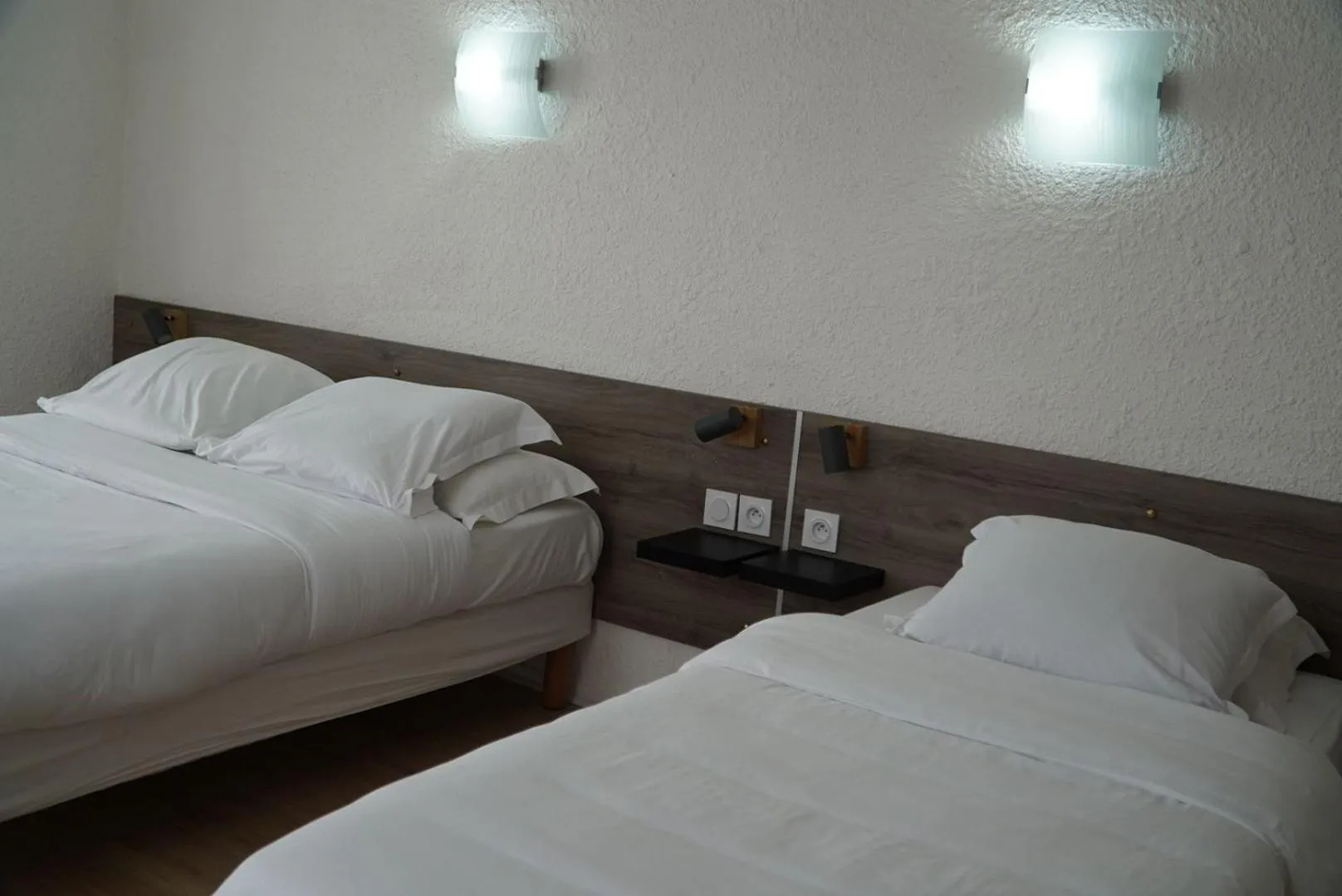 Twin Room - 2 Adults maximum in Cit'Hotel du Tigre