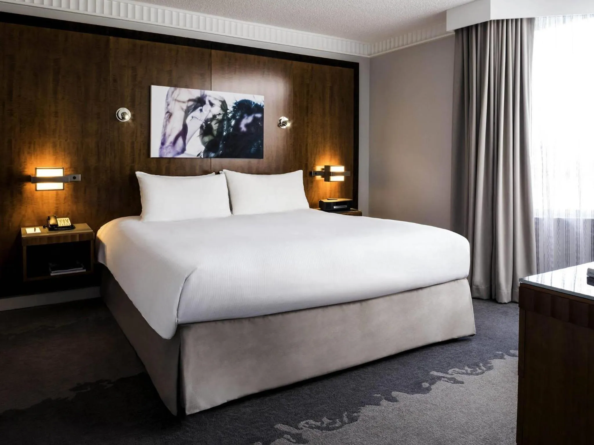 Luxury King Room with Roll-In Shower and Bath Tub - Mobility Accessible in Pullman Miami Airport