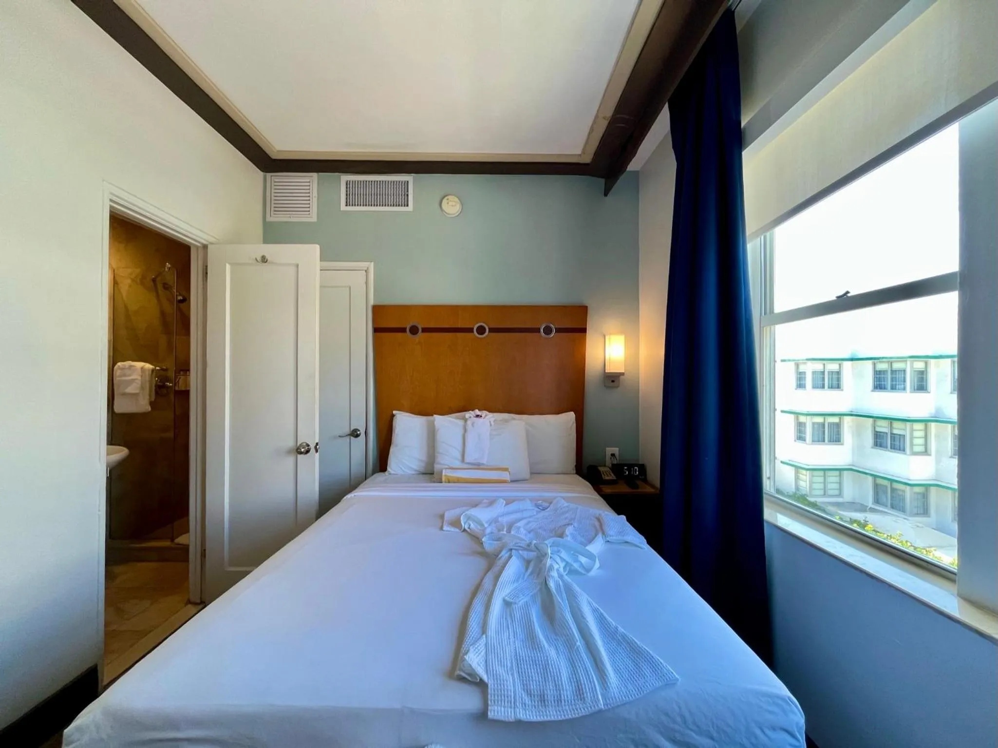 Double Room with Partial Ocean View, Non-Smoking in Majestic Hotel South Beach