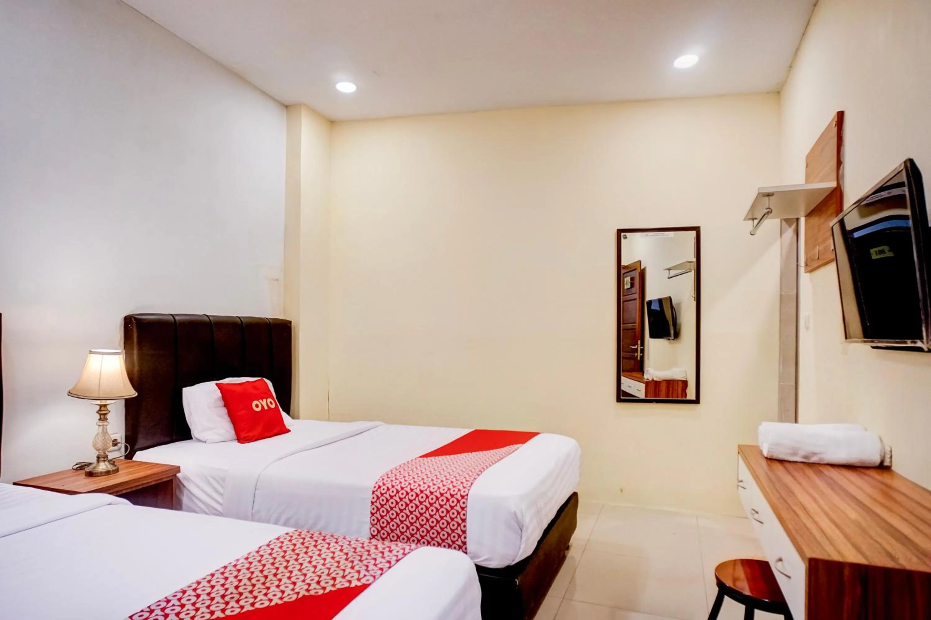 Deluxe Twin Room in Hotel O Medan City Near Sun Plaza Formerly Residence Anugrah