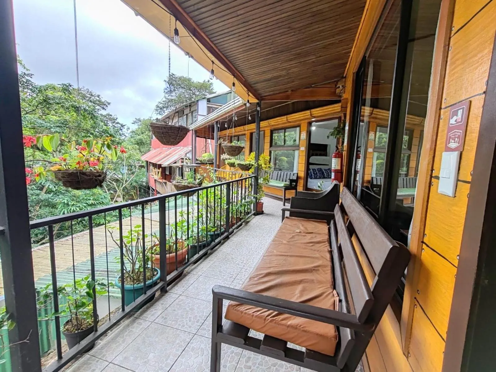 Family Room with Balcony in Cabinas El Pueblo B&B Monteverde