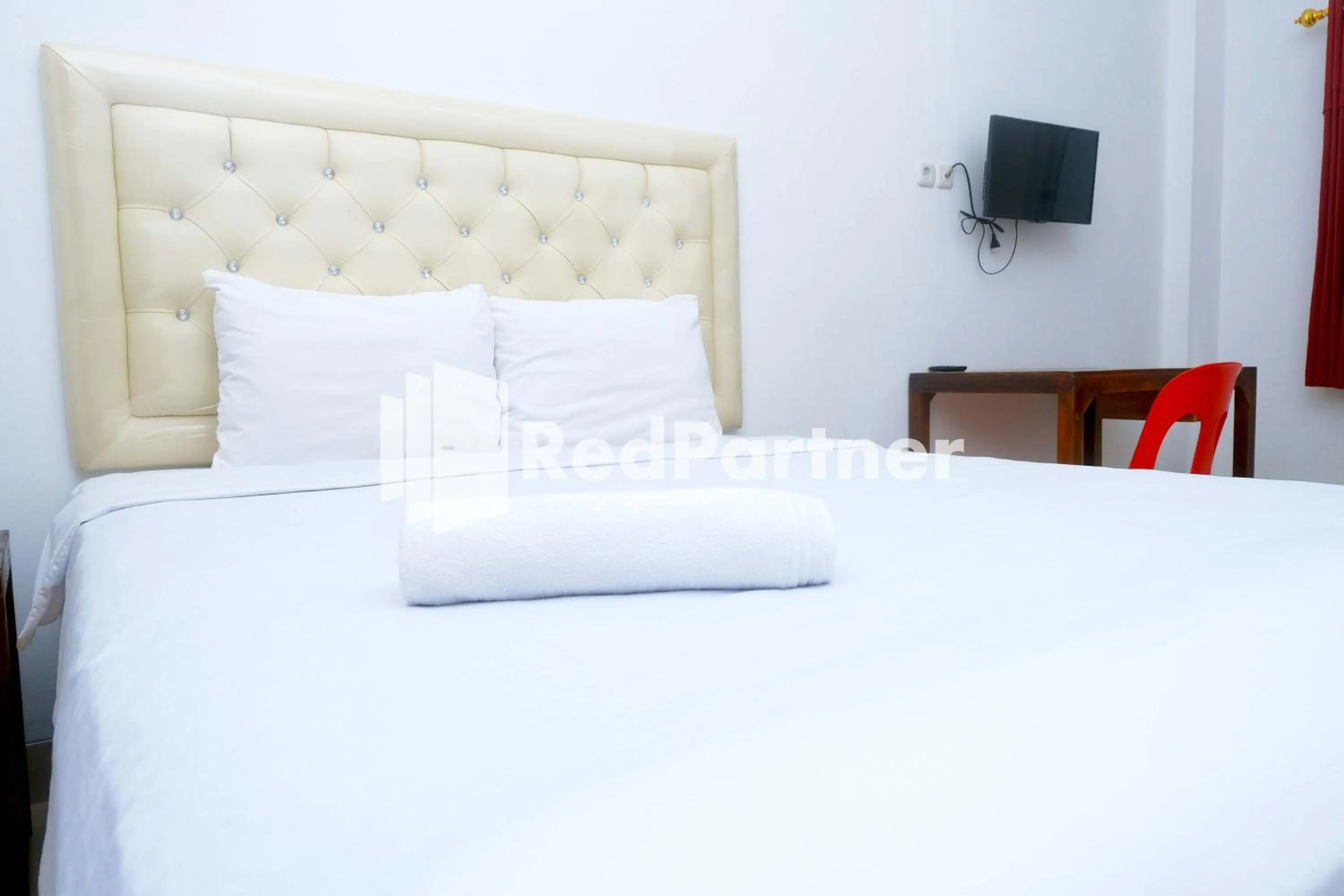 Standard Double Room in Fortuner Homestay Syariah Makassar Mitra RedDoorz