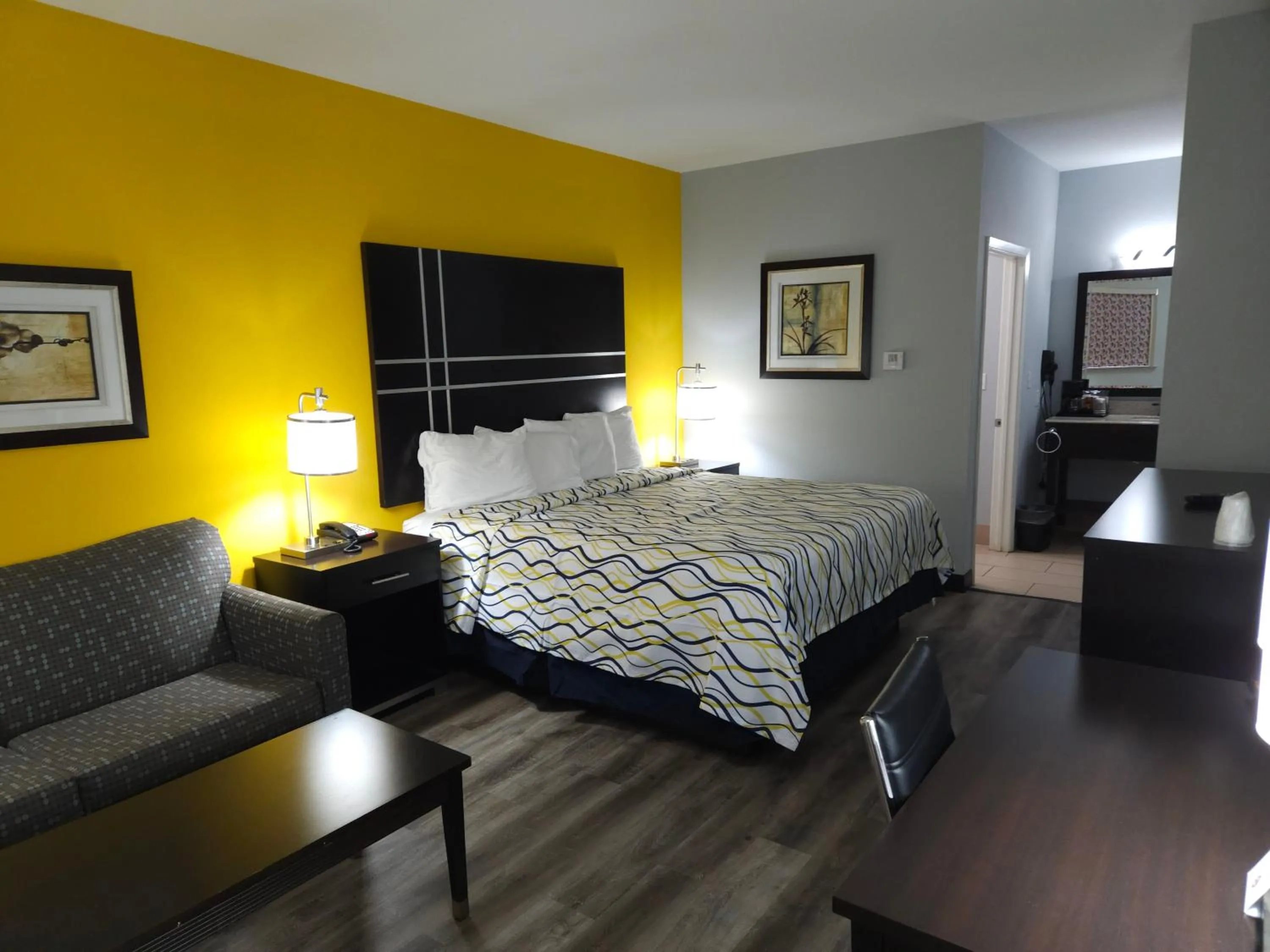 King Room - Non-Smoking in Executive Inn and Suites Tyler