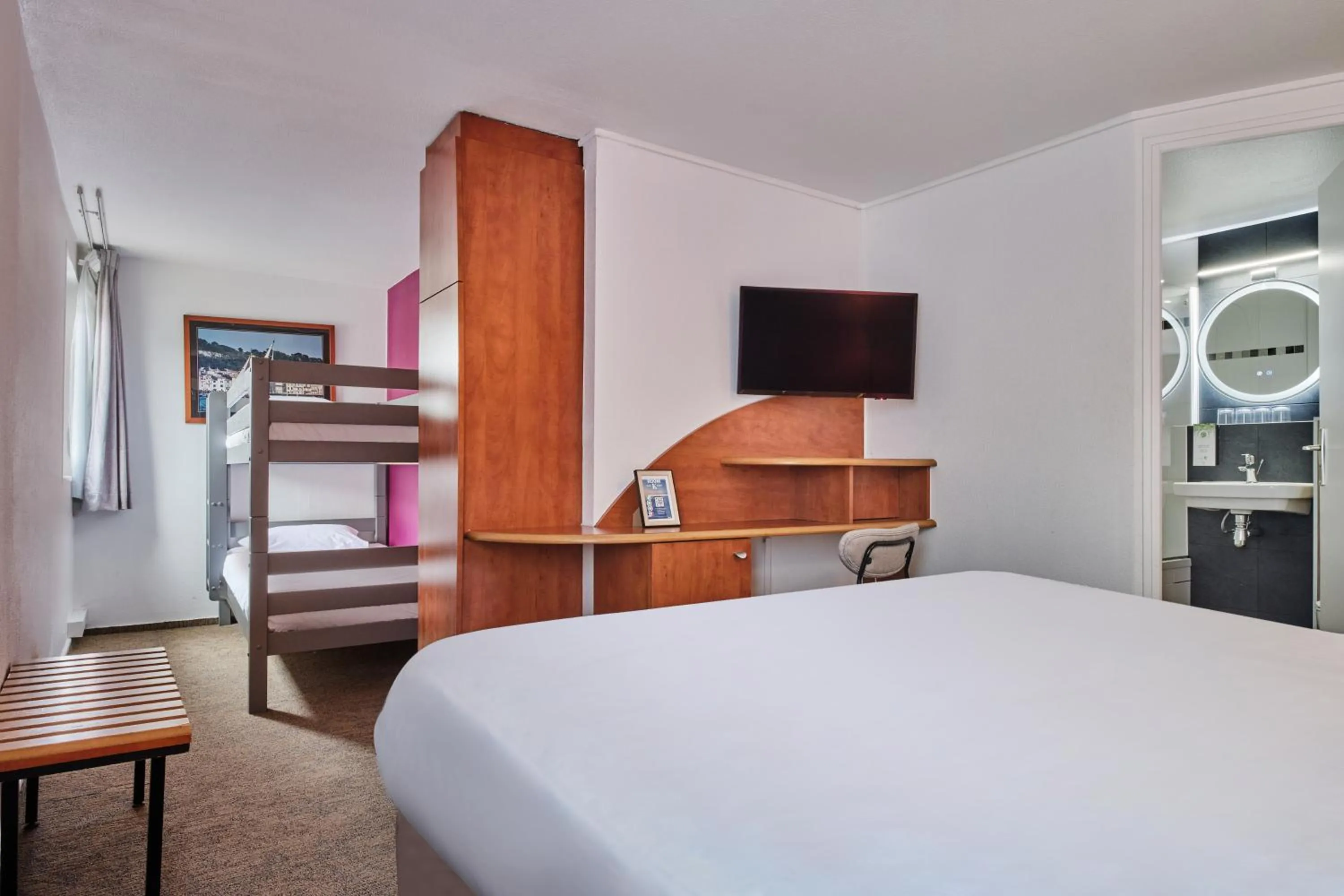 Standard Family Room with Bunk Bed (2 Adults + 2 Children) in Kyriad Paris Sud Les Ulis Courtaboeuf