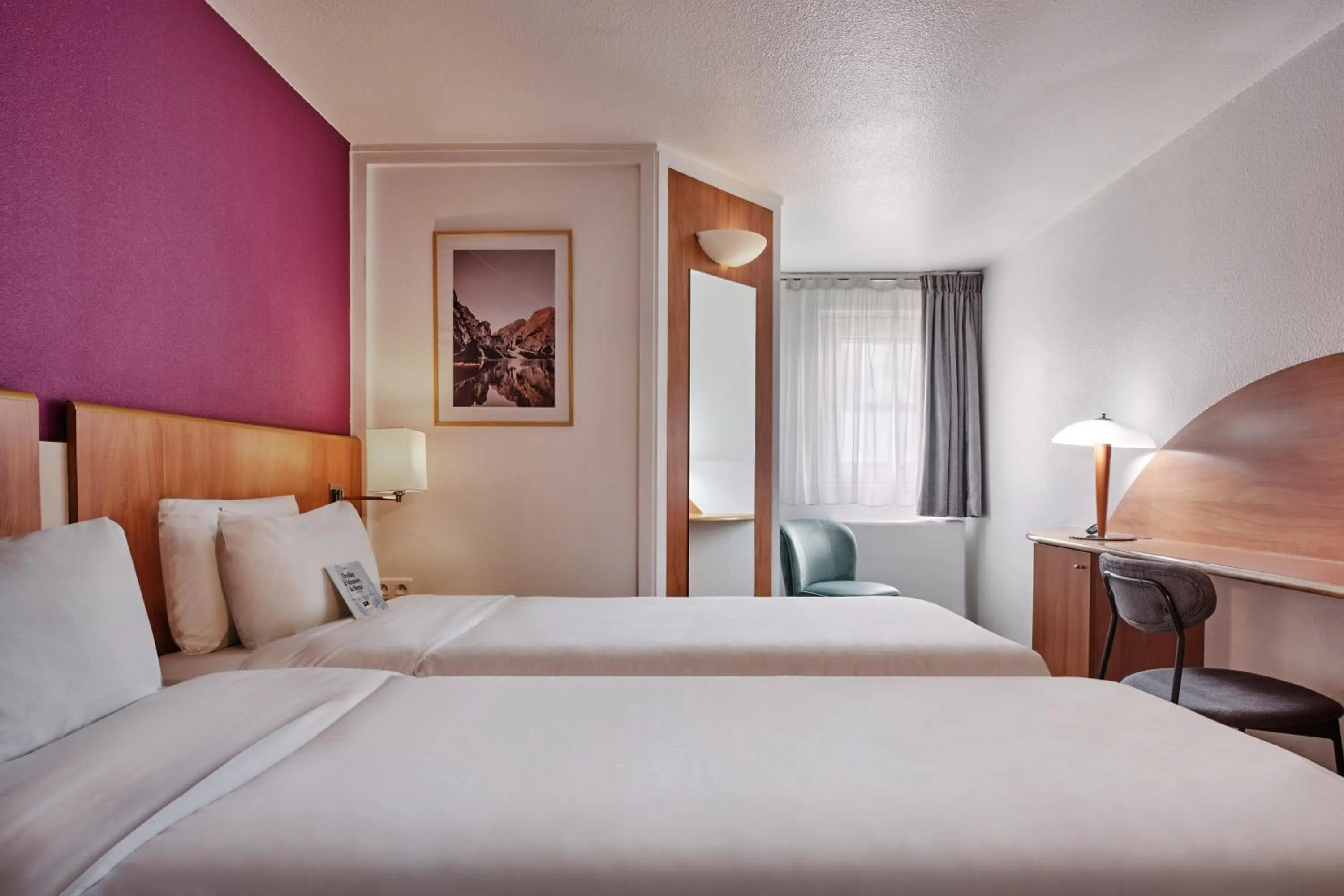 Twin Room in Kyriad Paris Sud Les Ulis Courtaboeuf