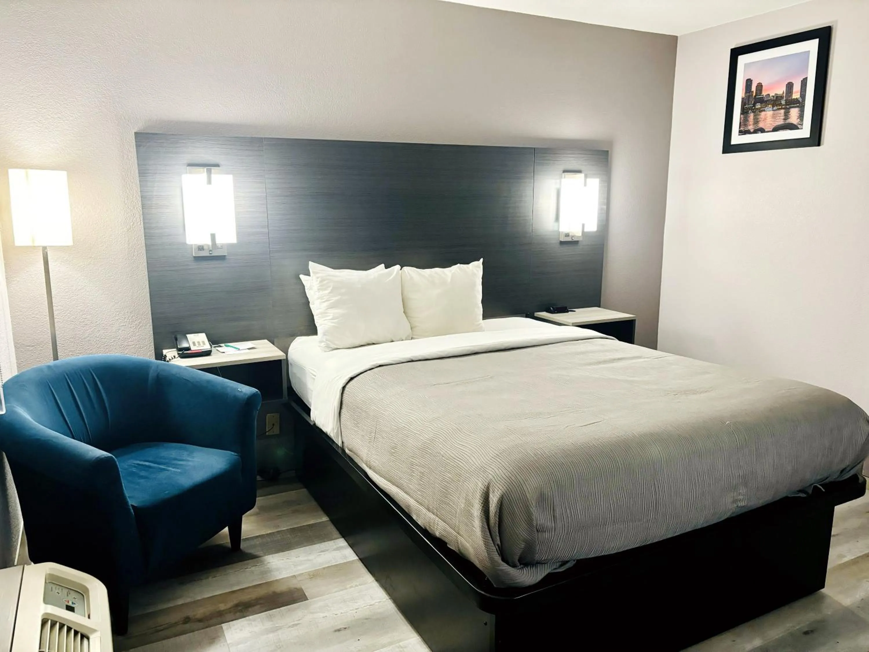 Queen Room - Accessible/Nonsmoking in Quality Inn Raynham - Taunton