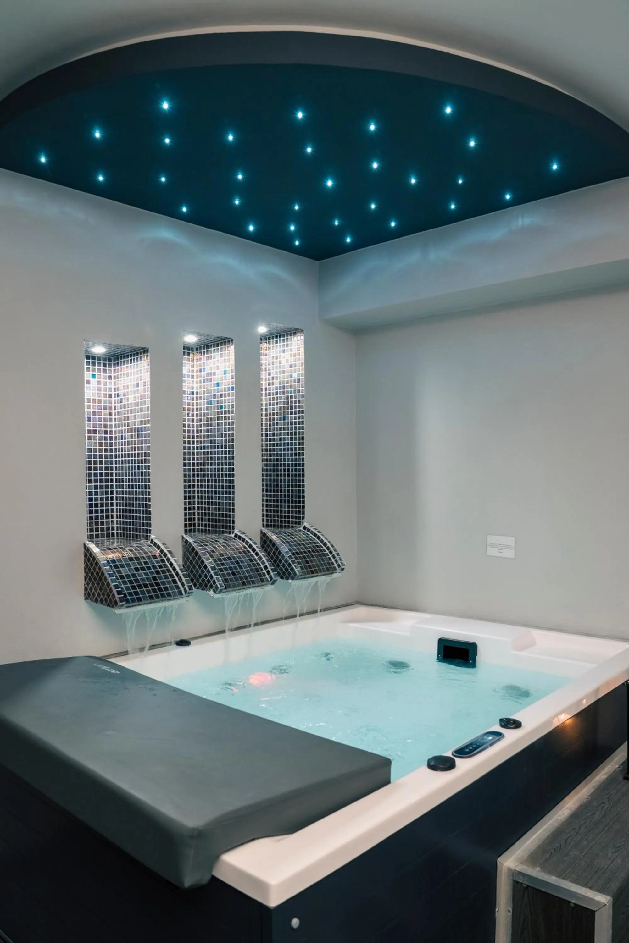 Suite with Hot Tub in Anagenessis Resort