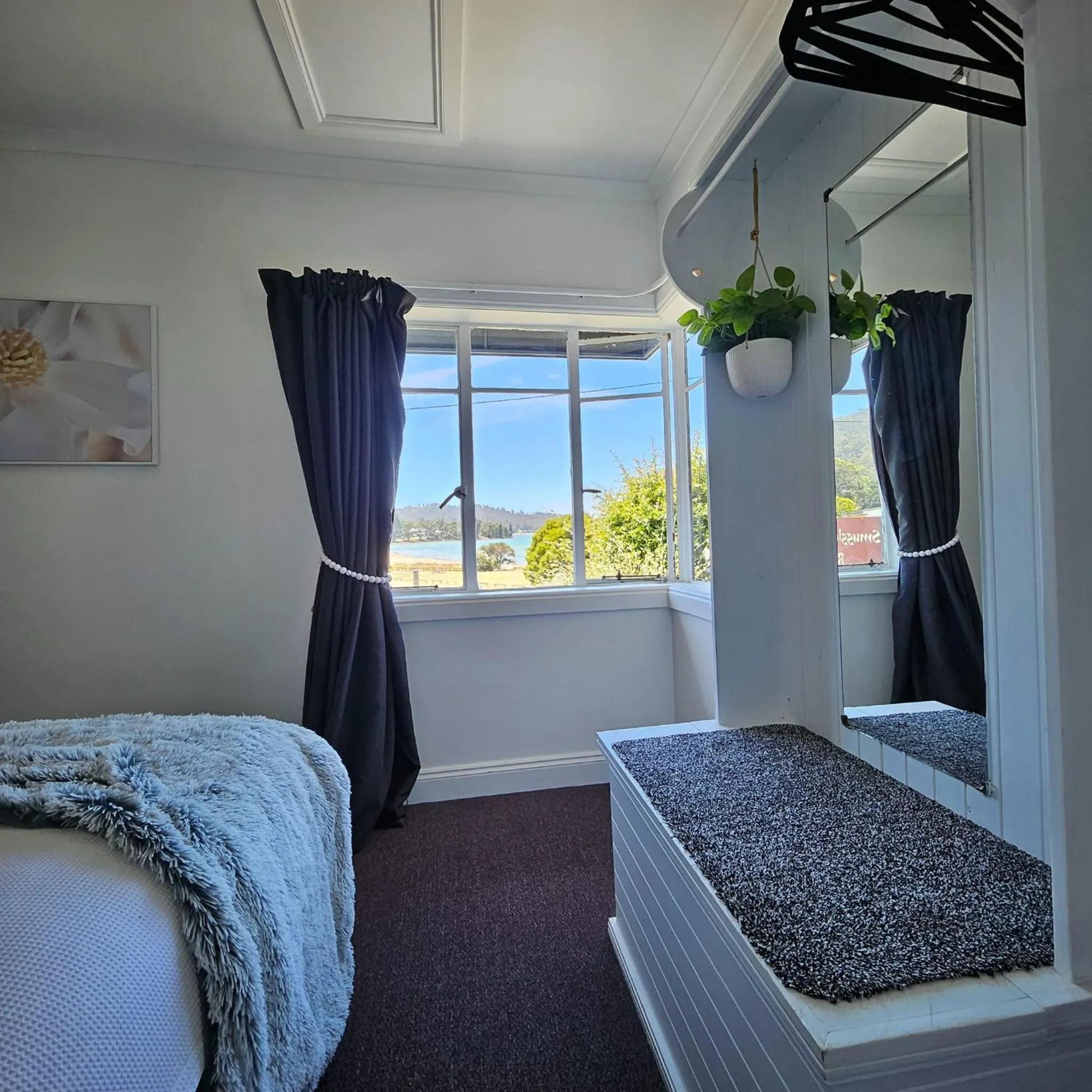 Two-Bedroom Apartment with Sea View in Smugglers Rest Apartments Dover