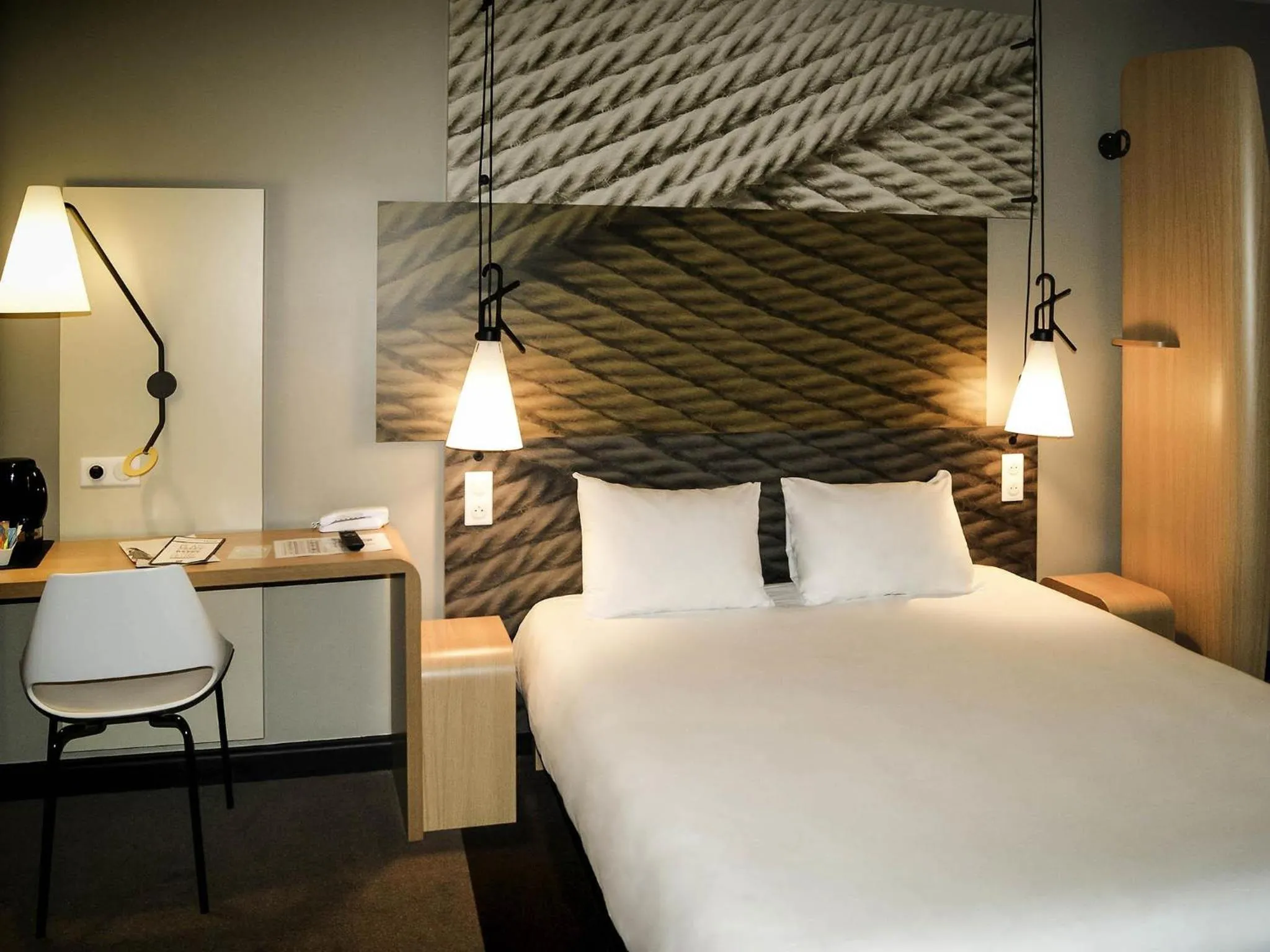 Superior Room with walk-in shower - Mobility Access in ibis Saint-Malo Madeleine