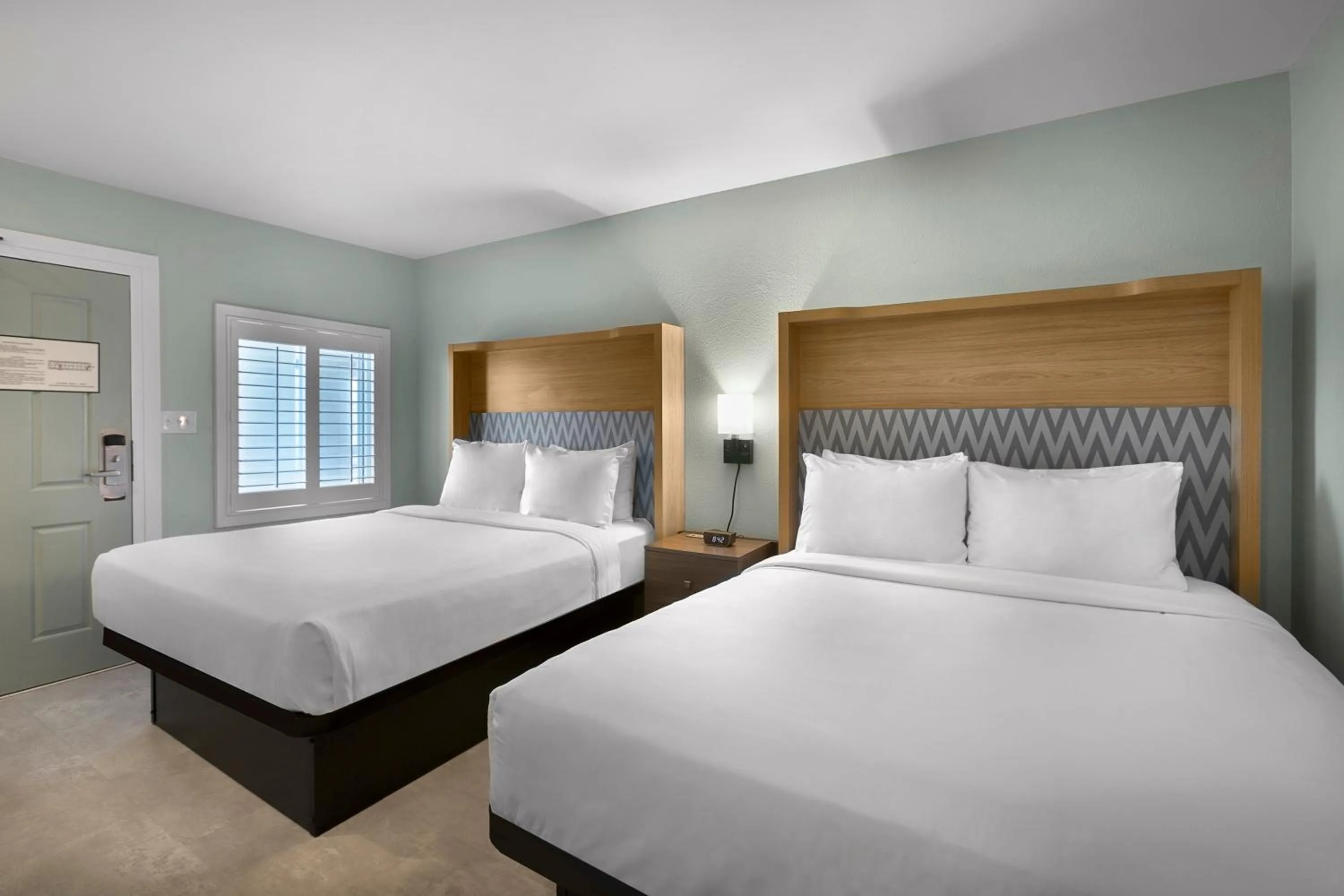 Deluxe Queen Room in Seaside Inn - Isle of Palms