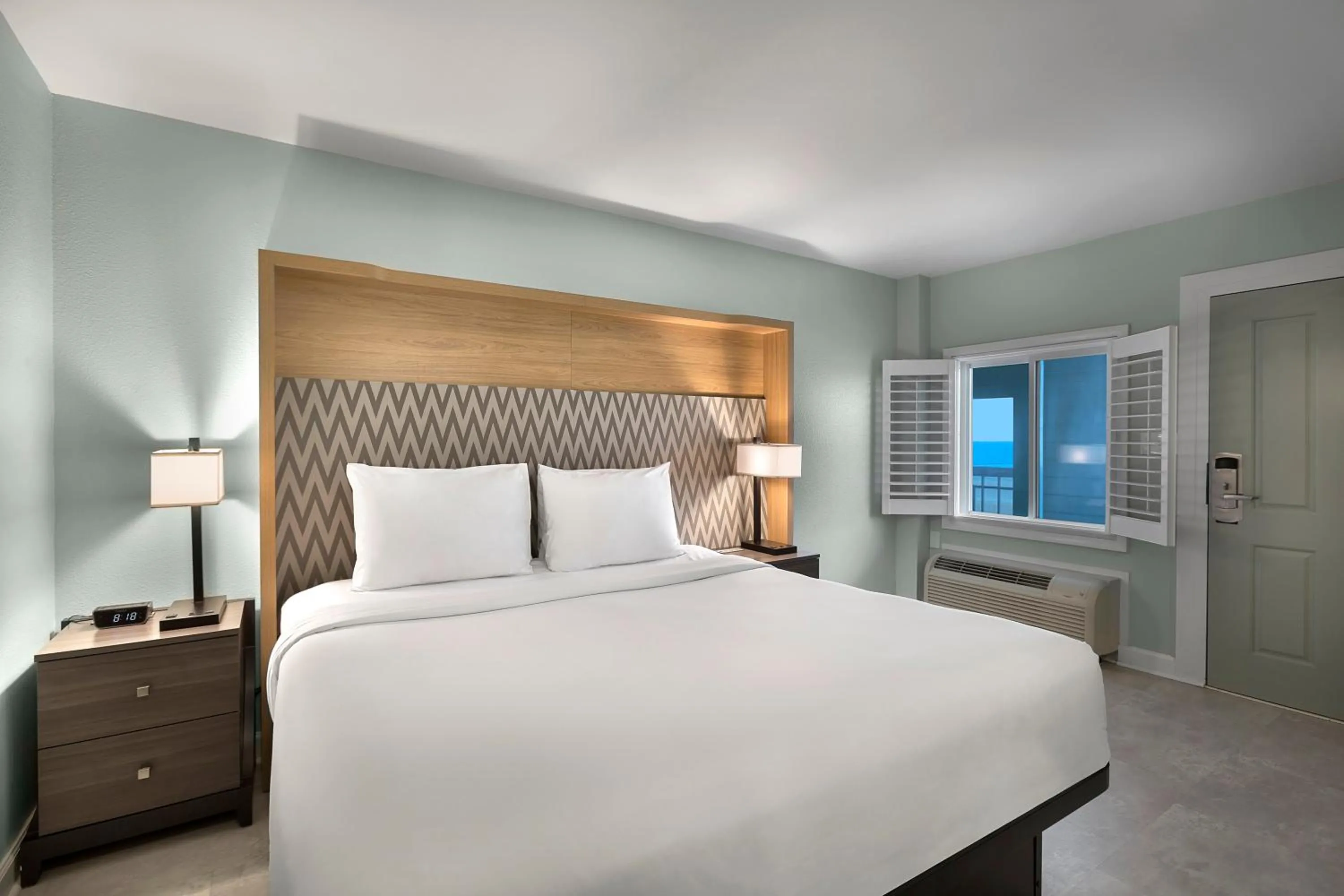 Deluxe King Room in Seaside Inn - Isle of Palms