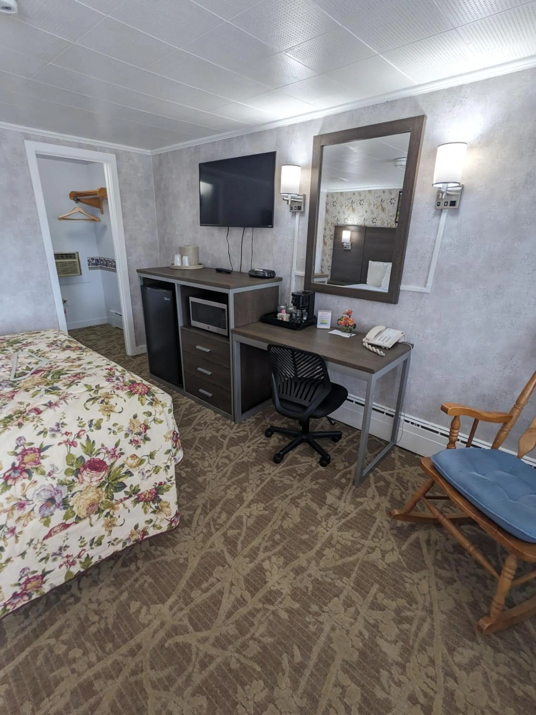 One Queen Bed Non Smoking in Bennington Motor Inn