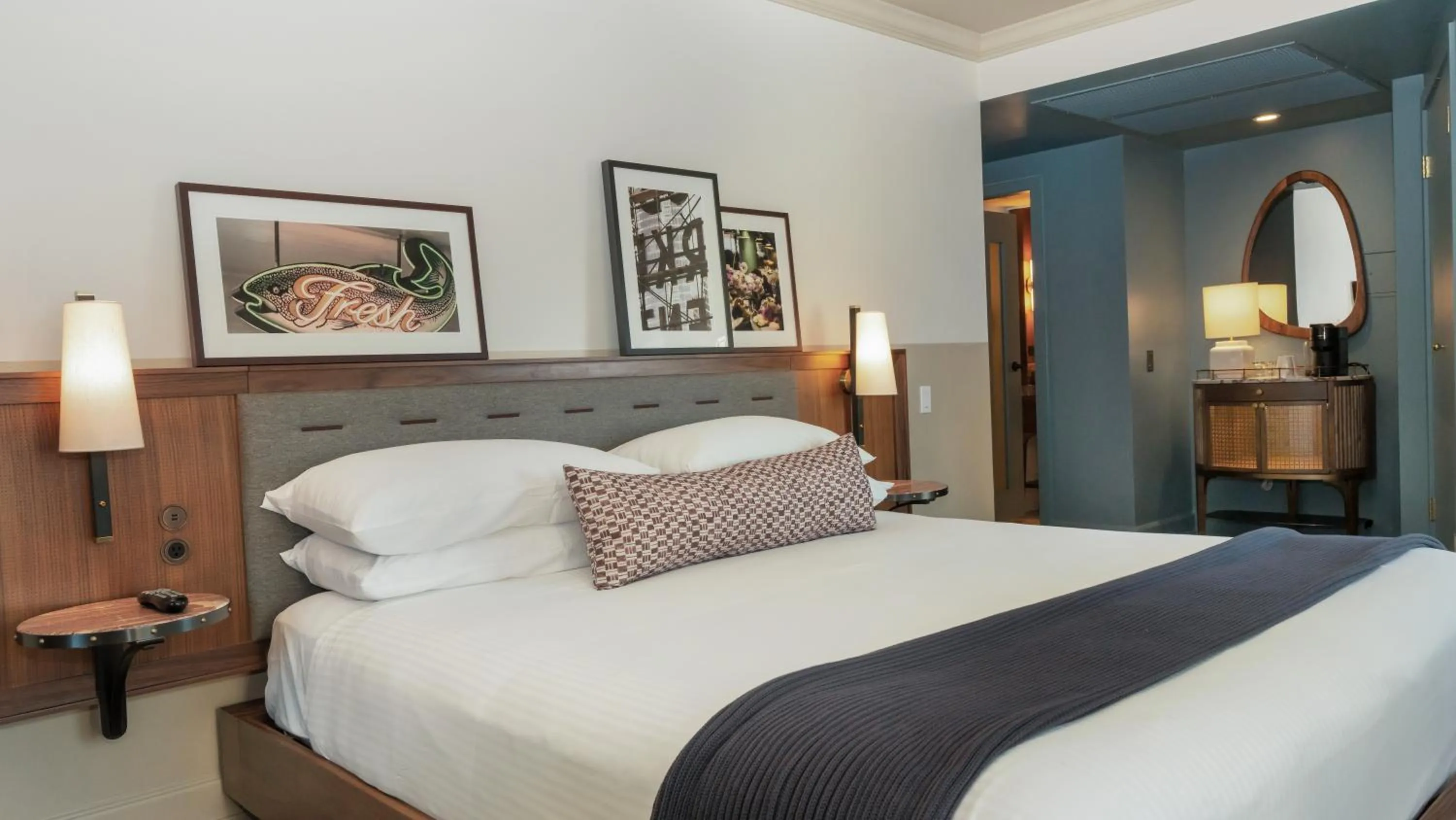 King Room with Partial Water View in Inn at the Market