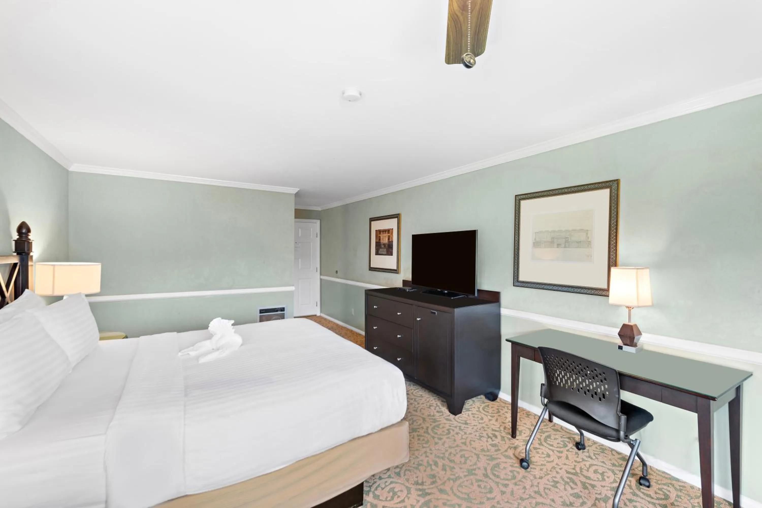 Standard King Room in The Morgan San Simeon - Cambria by Hearst Castle