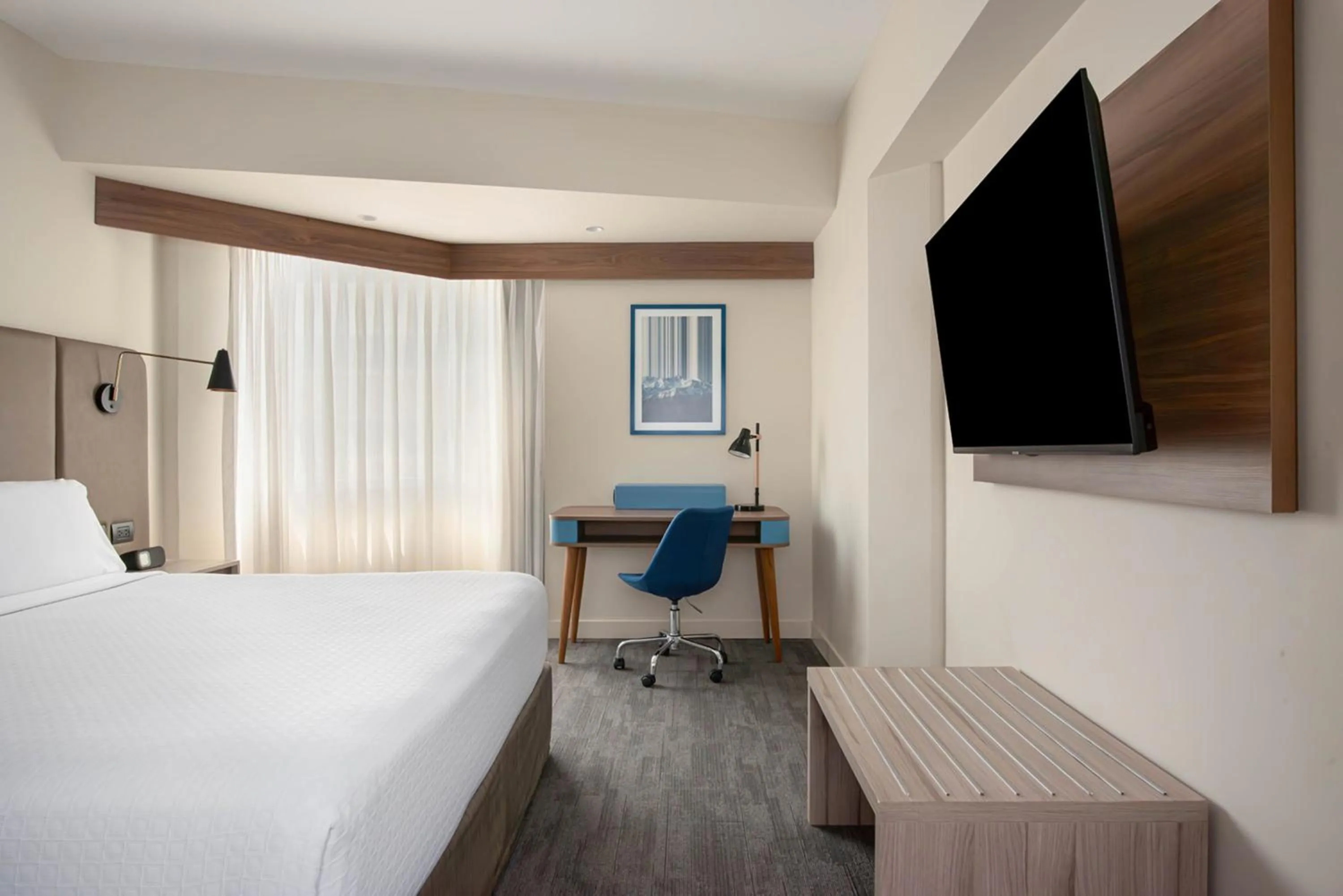 Standard Queen Room with City View in Crowne Plaza Lima by IHG