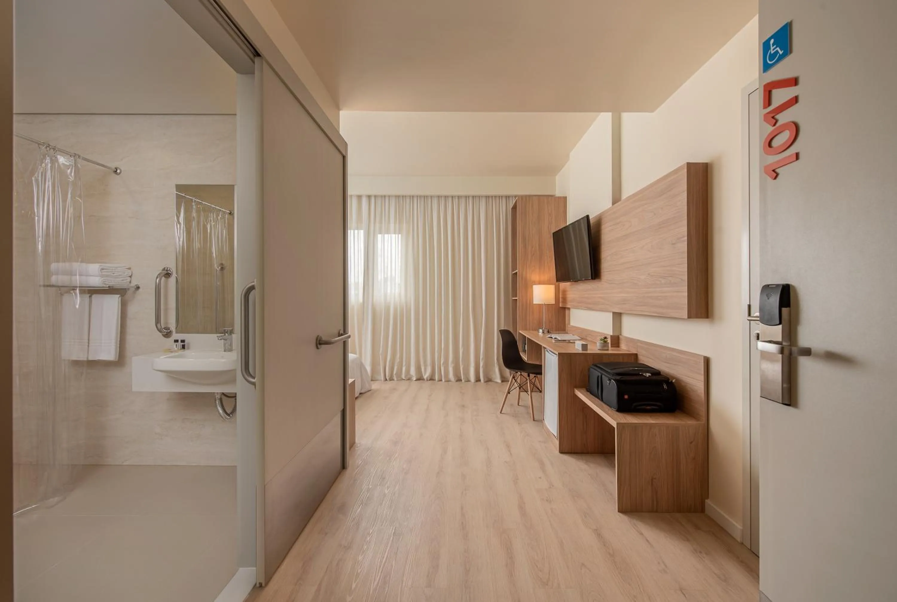 Standard PwD Disability Access - single occupancy - 1 Double Bed in Intercity Curitiba Batel