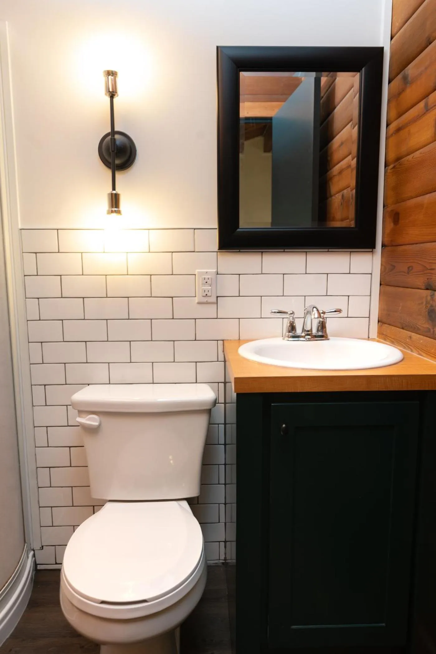 Panebode - 1 King bed in Miette Mountain Cabins