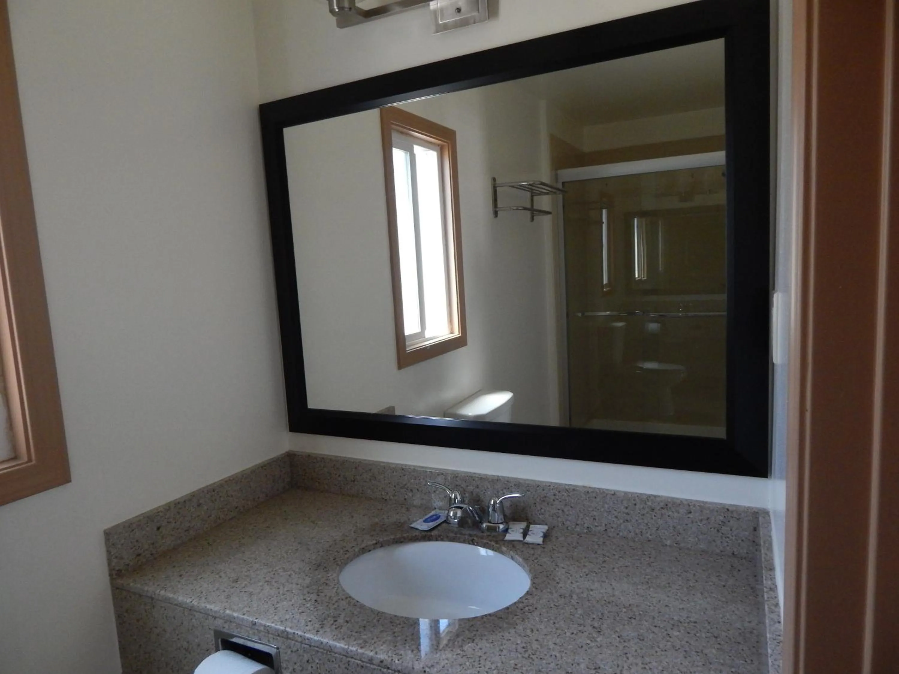 King Room - Smoking  in Bay Bridge Inn Oakland