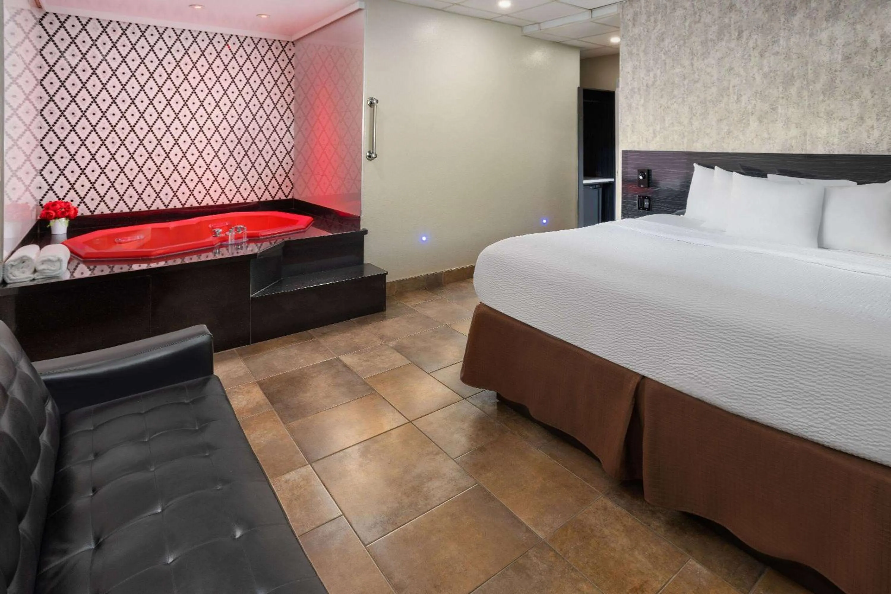 King Suite with Spa Bath in Ramada by Wyndham Bronx