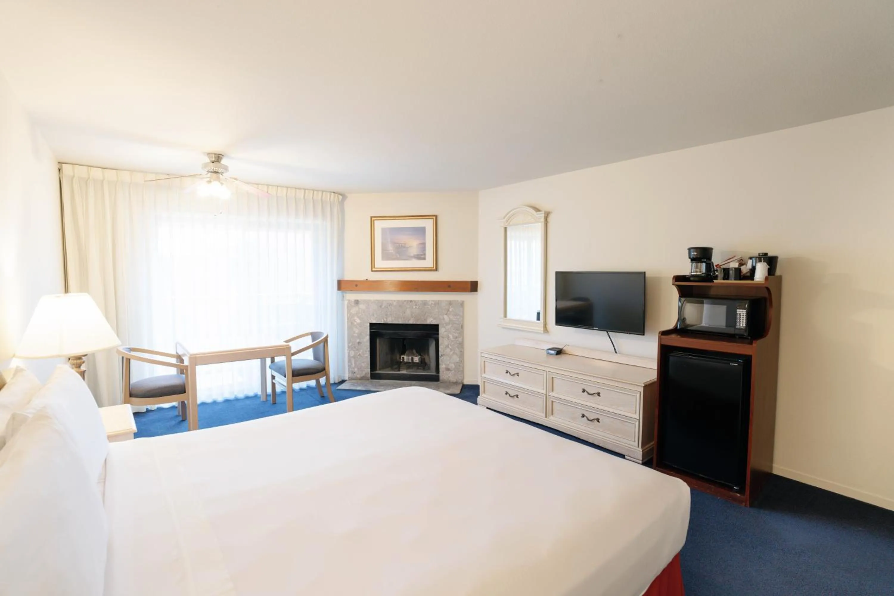 Deluxe King Suite in The Monarch Resort