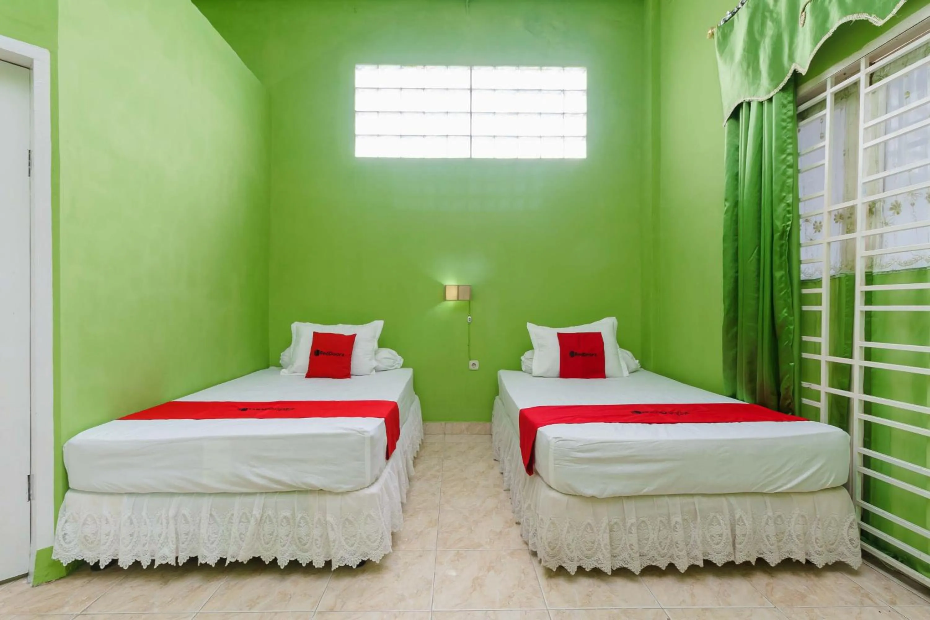 Twin Room in RedDoorz Syariah near Museum Tsunami Aceh 2