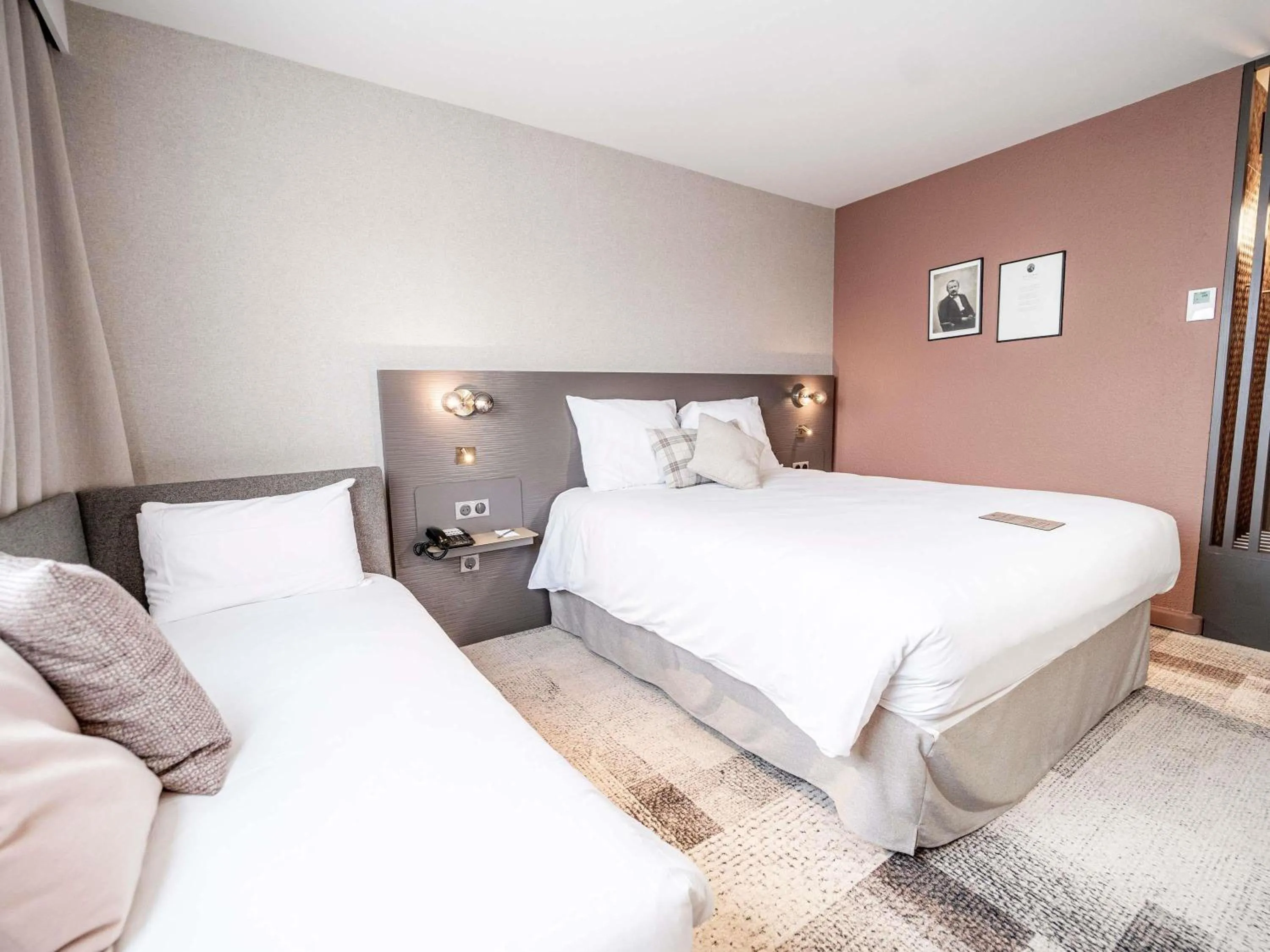 Superior Double Room with Sofa Bed in Mercure Bordeaux Lac