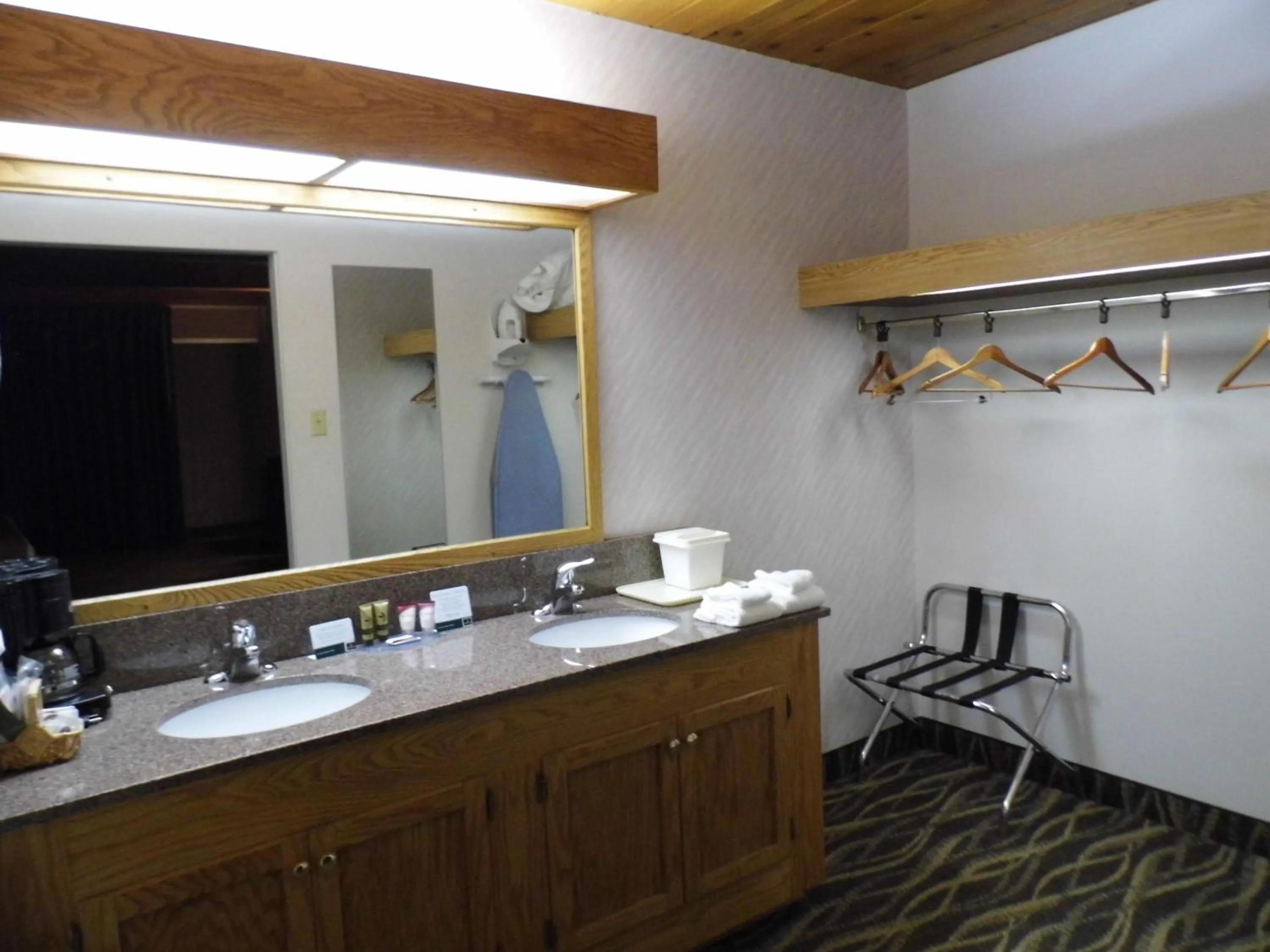 Deluxe Junior Suite in America's Best Value Inn Sandpoint