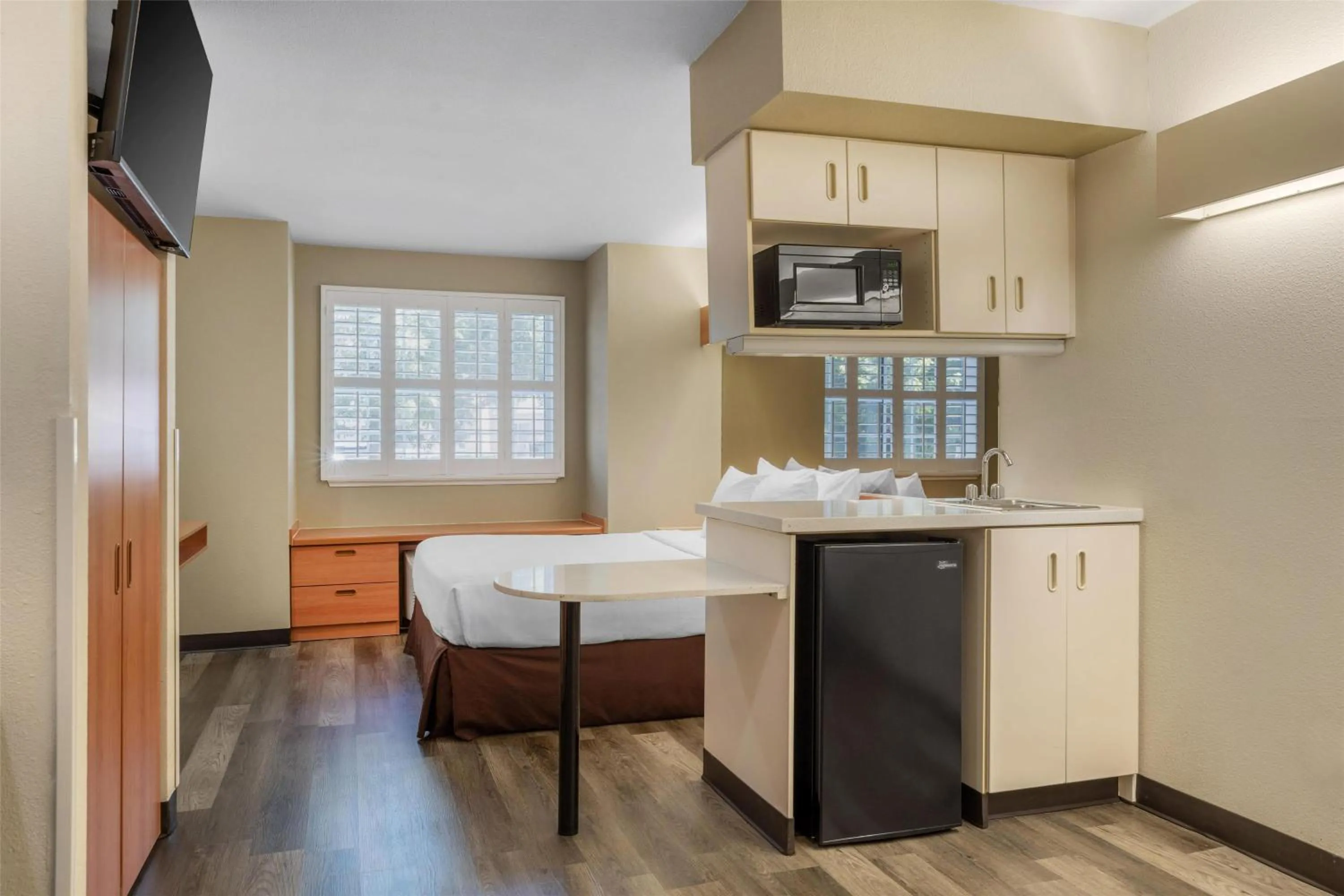 Queen Suite - Non-Smoking in SureStay by Best Western Sacramento South Natomas