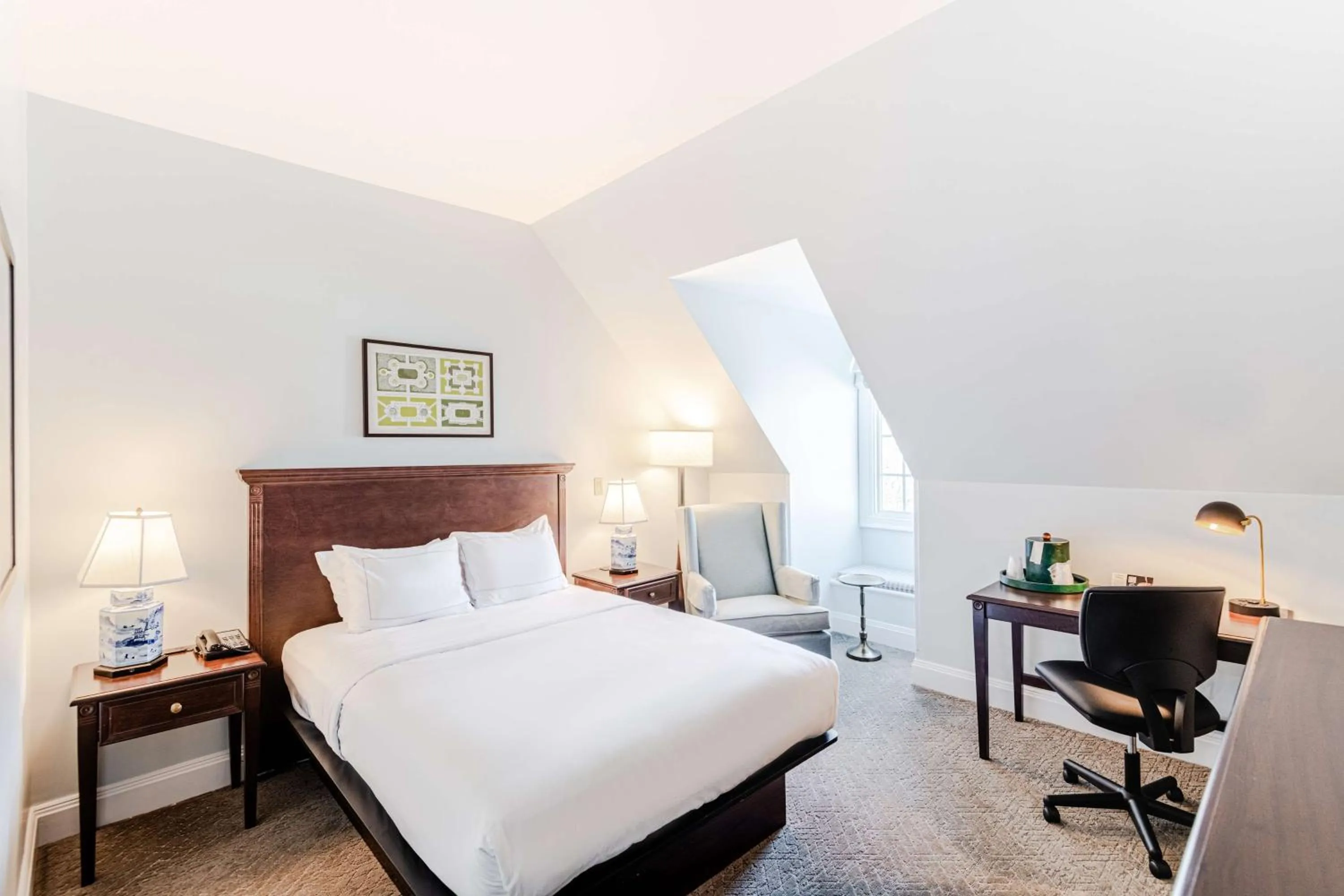 Deluxe Queen Room in The Founders Inn & Spa Tapestry Collection By Hilton