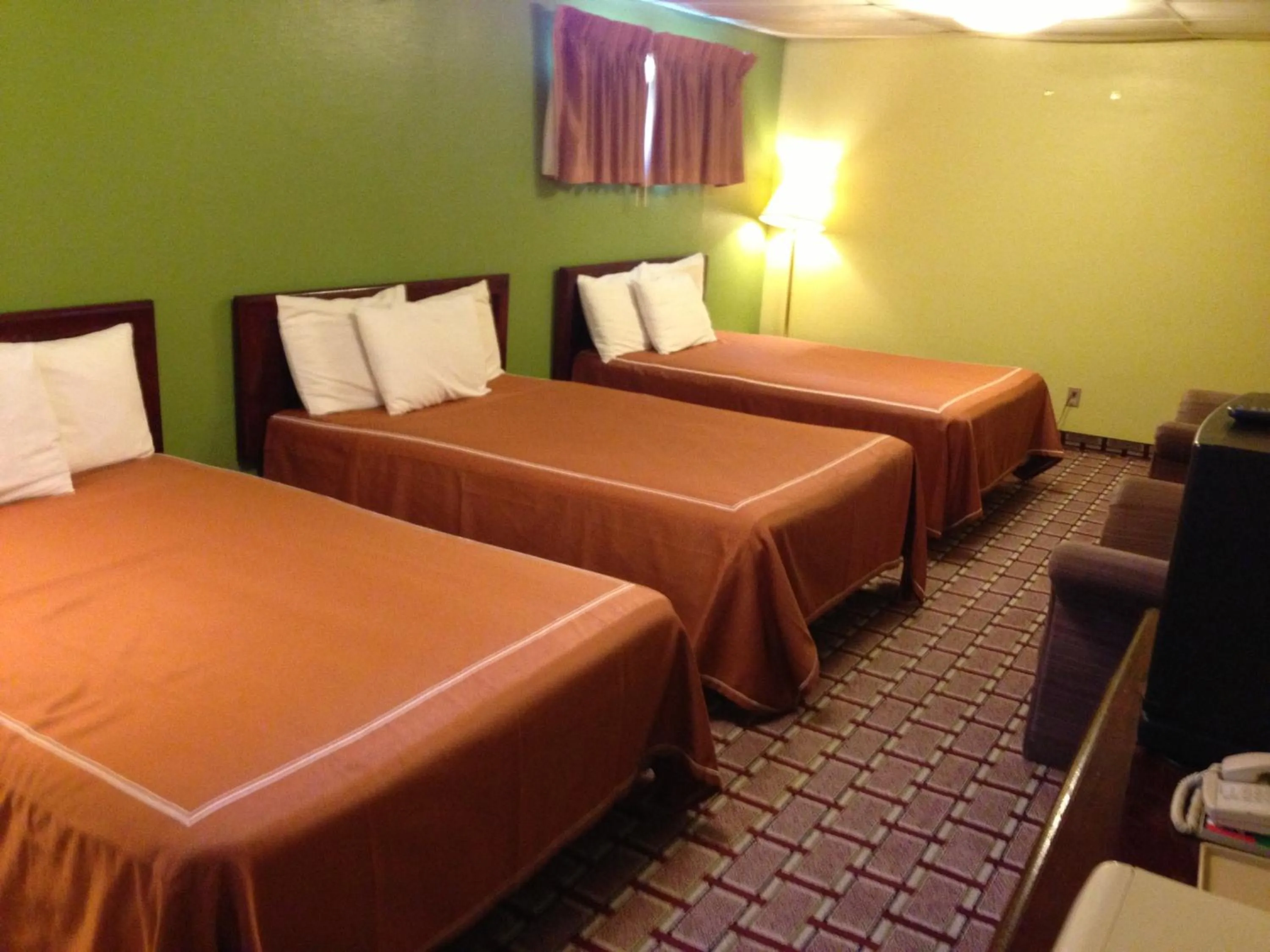 Family Room in Red Carpet Inn Niagara Falls