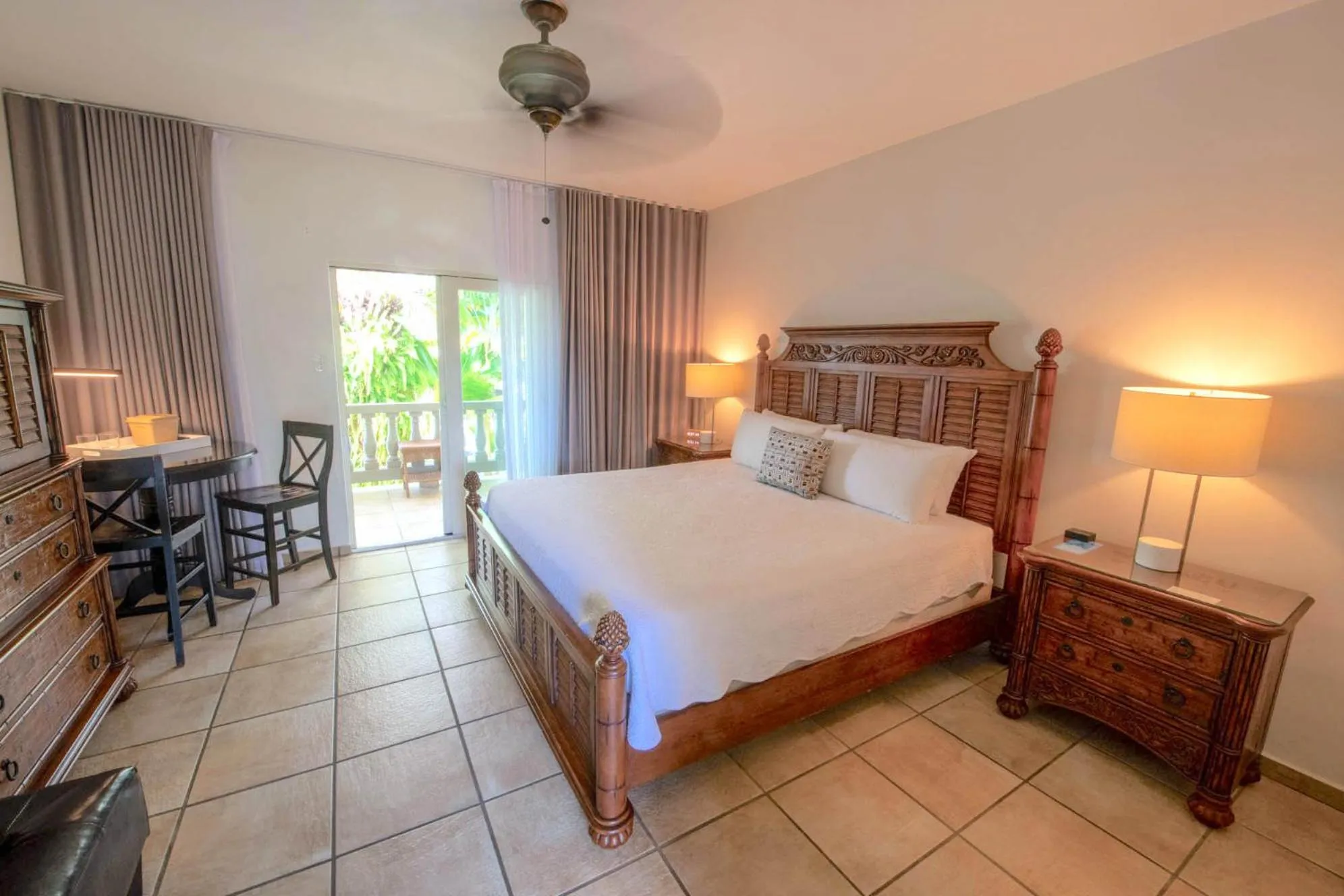 Poolside King  in Lazy Parrot Inn