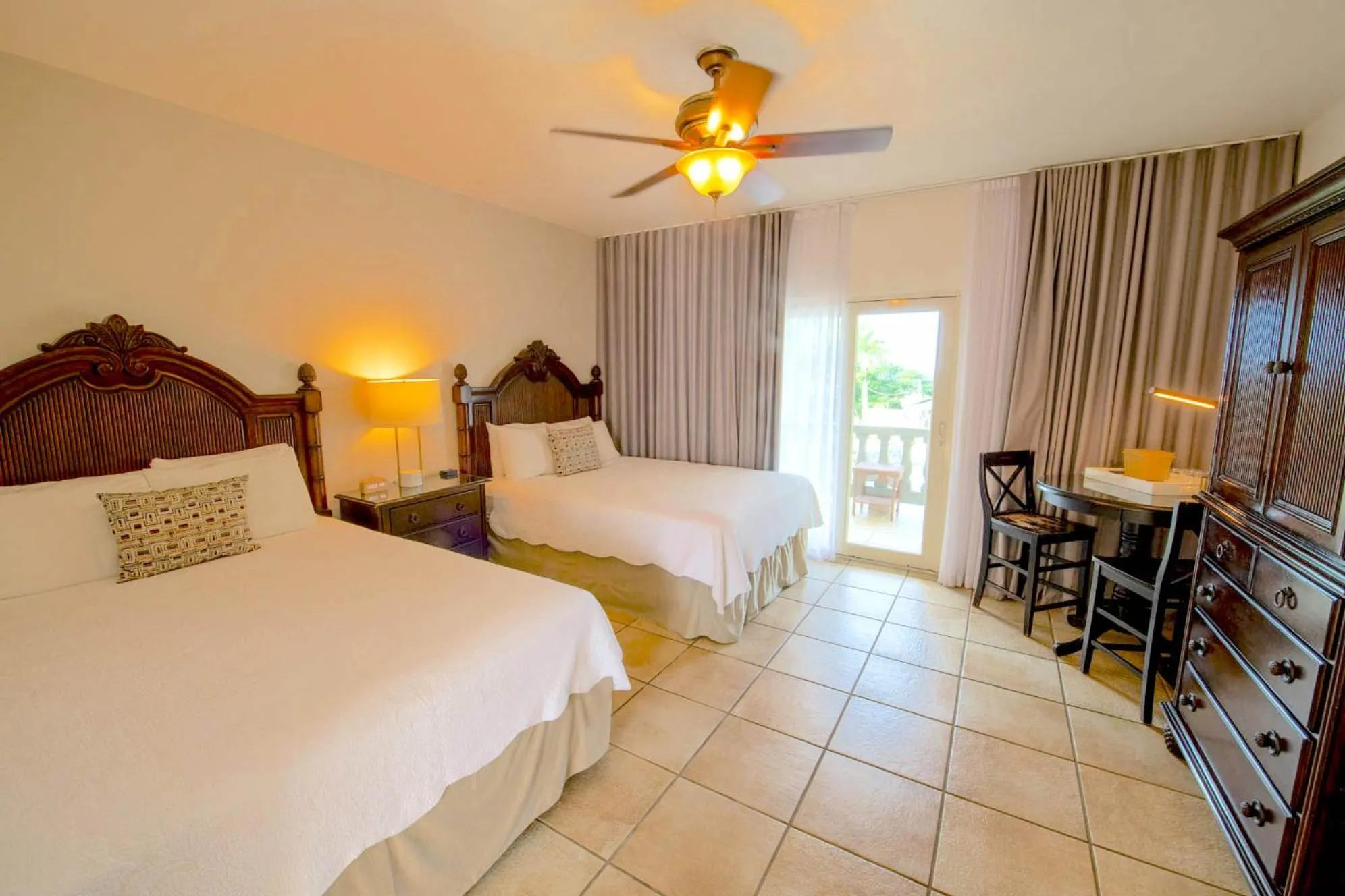 Poolside Two Queens in Lazy Parrot Inn