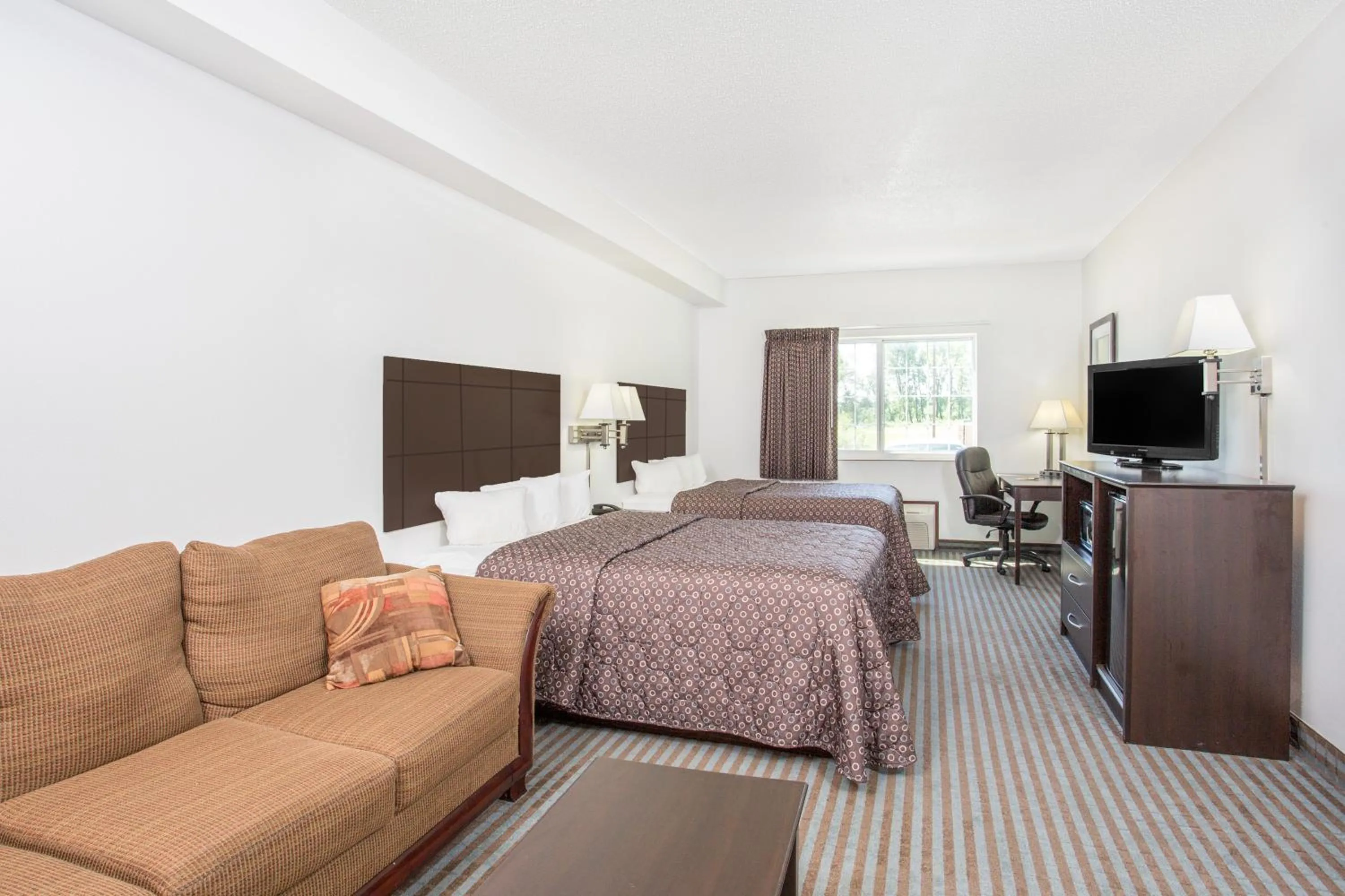 Deluxe Queen Suite with Two Queen Beds - Non-Smoking in Super 8 by Wyndham Cedar Falls