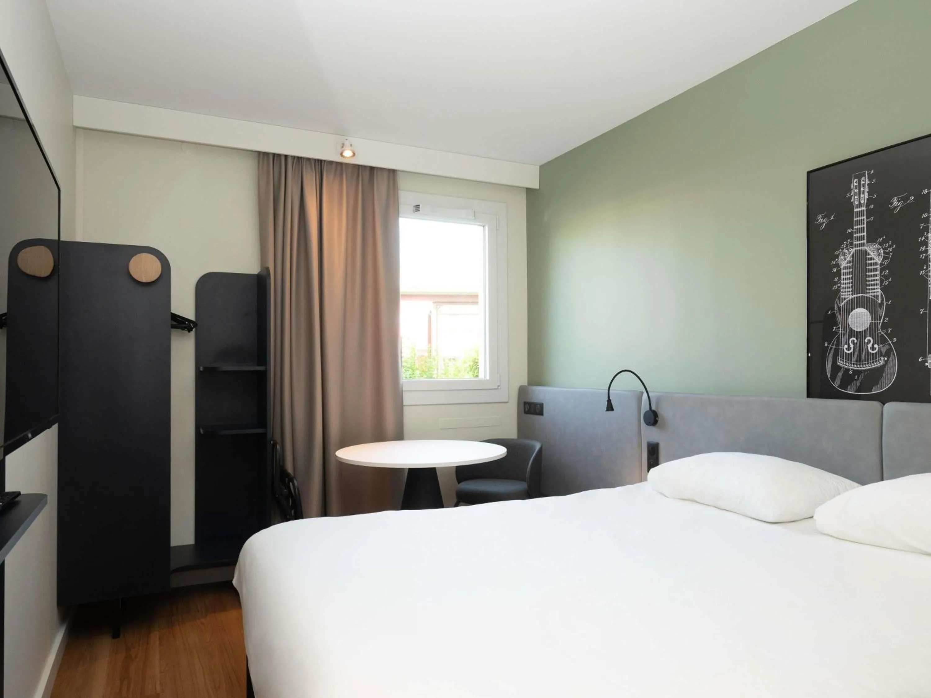 Standard Twin Room in ibis Reims Tinqueux
