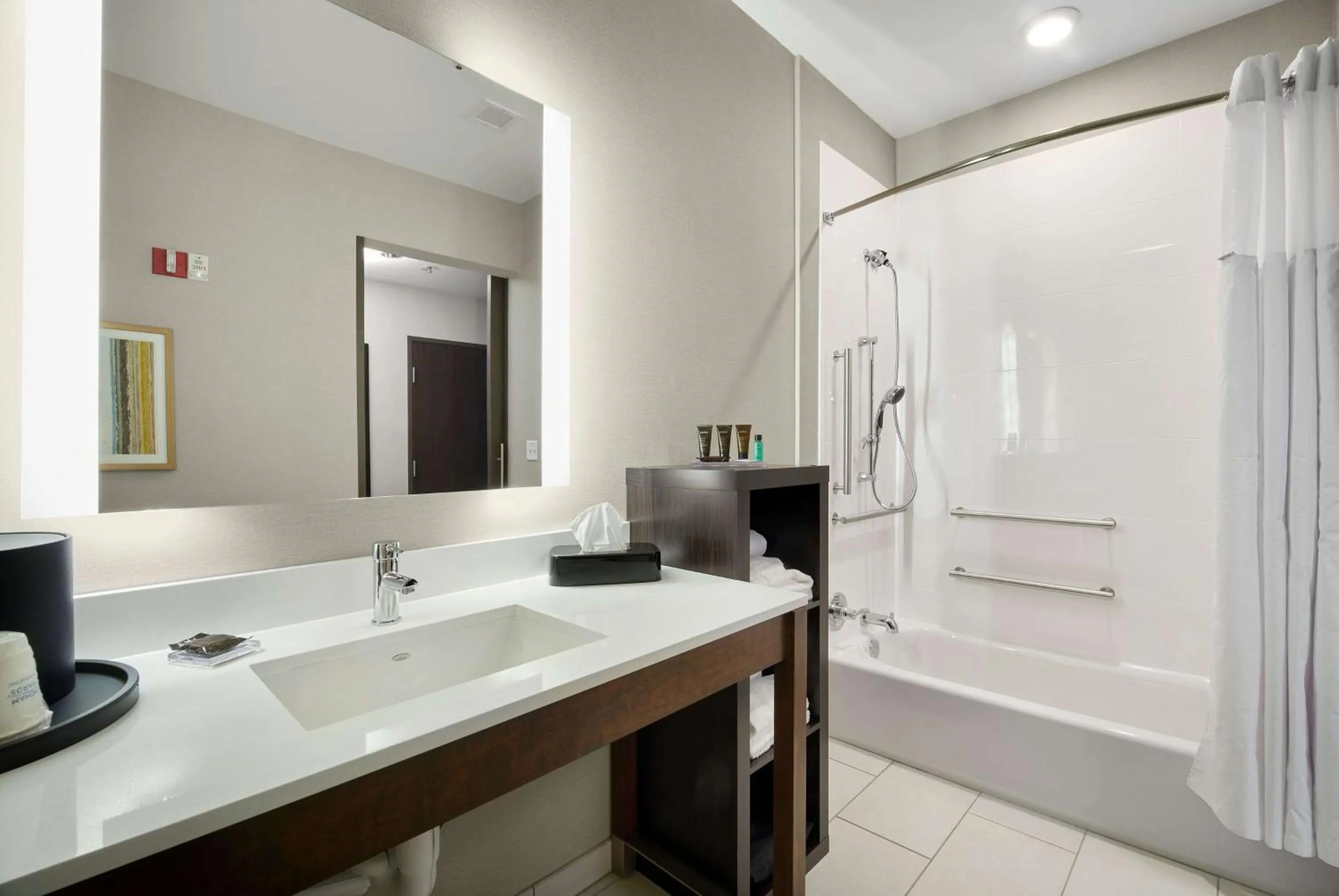 Queen Room with Two Queen Beds - Mobility Access/Non-Smoking in Wingate by Wyndham Hurricane WV