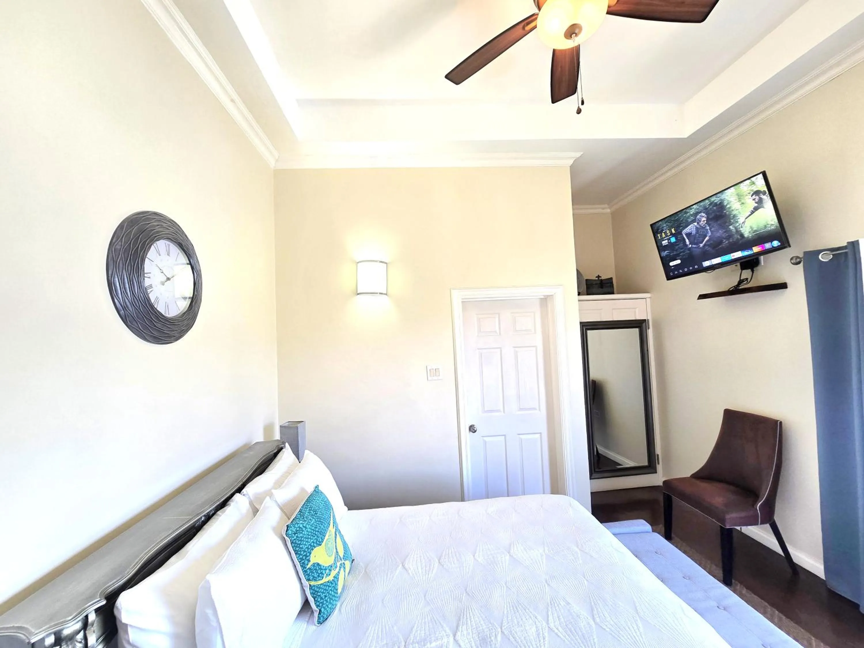 Deluxe Double Room with Balcony in Blue Paloma Bed & Breakfast