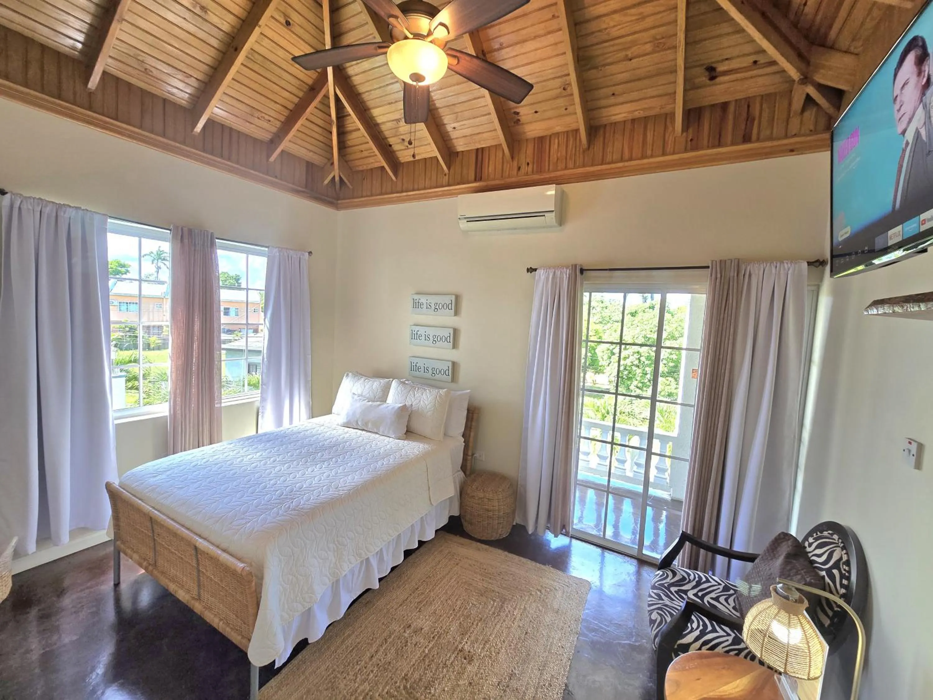 Deluxe Double Room with Shower in Blue Paloma Bed & Breakfast