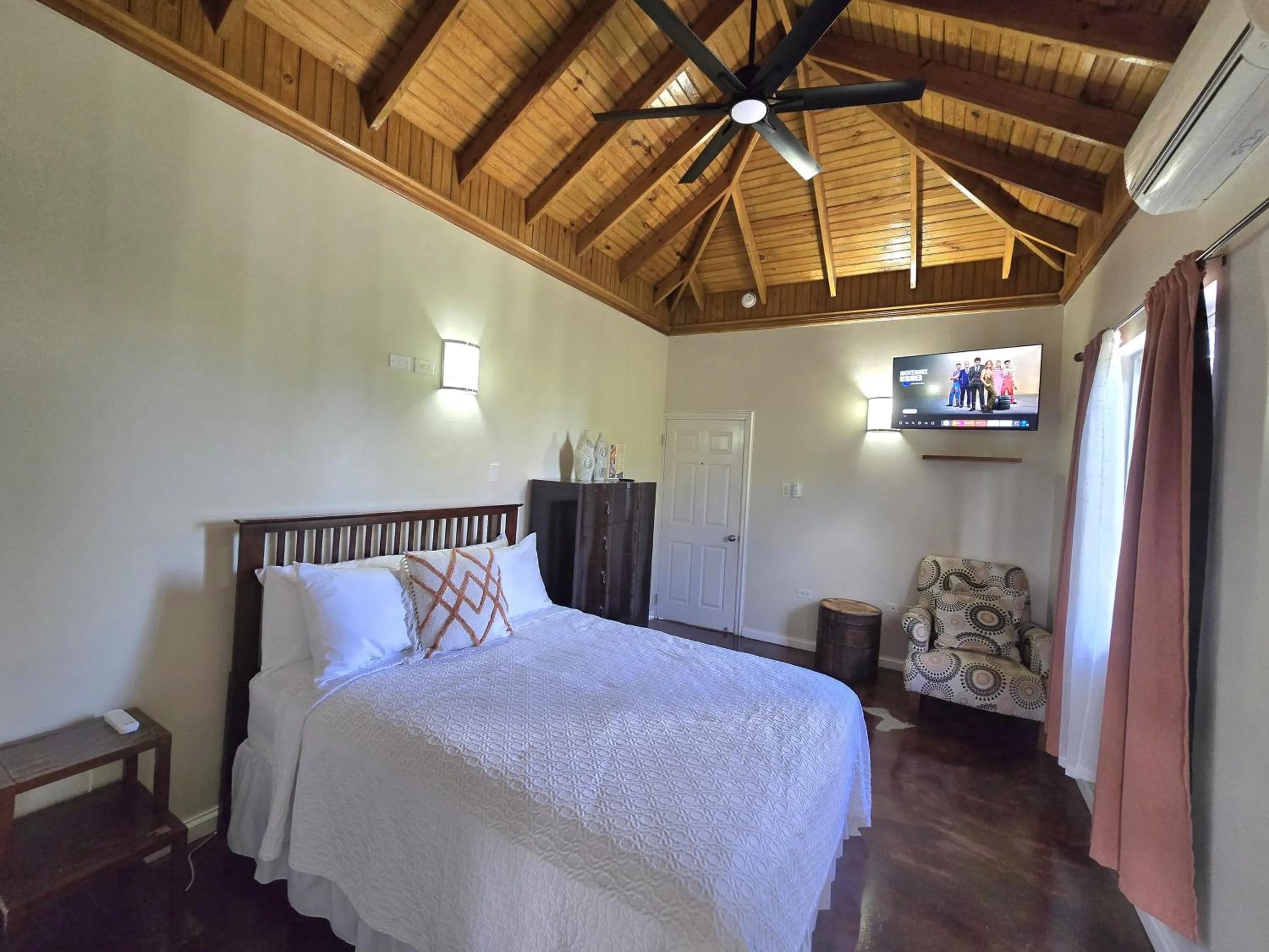 Queen Room with Garden View in Blue Paloma Bed & Breakfast