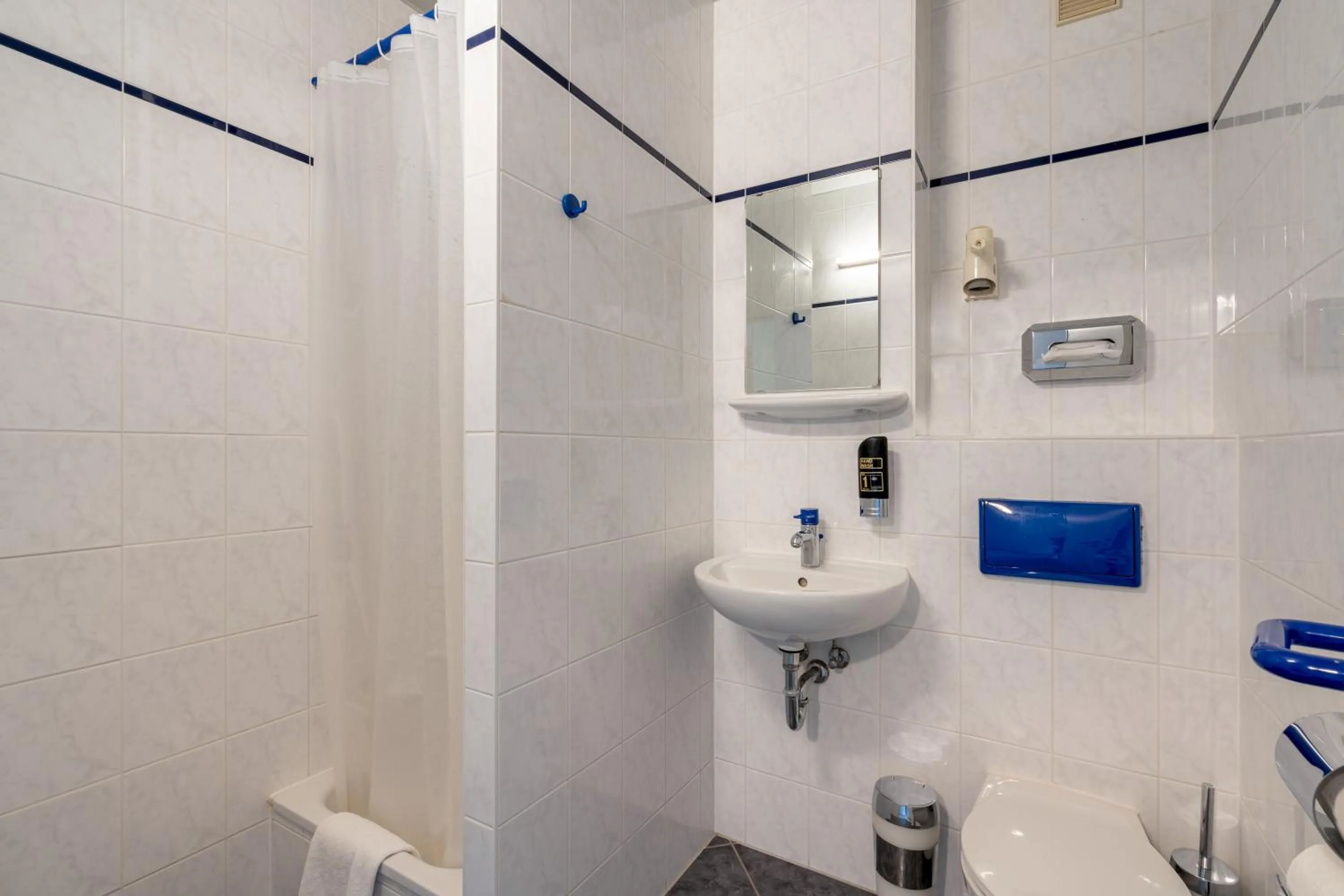 Toilet in a&o Berlin Kolumbus