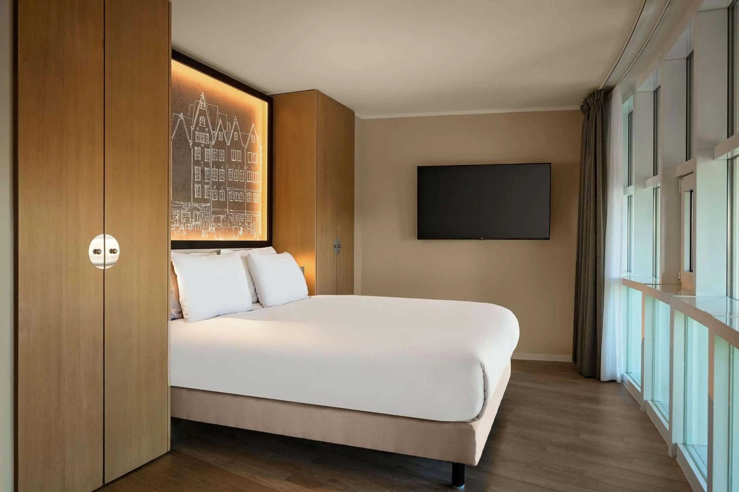 Deluxe Queen Room in Wasserturm Hotel Cologne, Curio Collection by Hilton