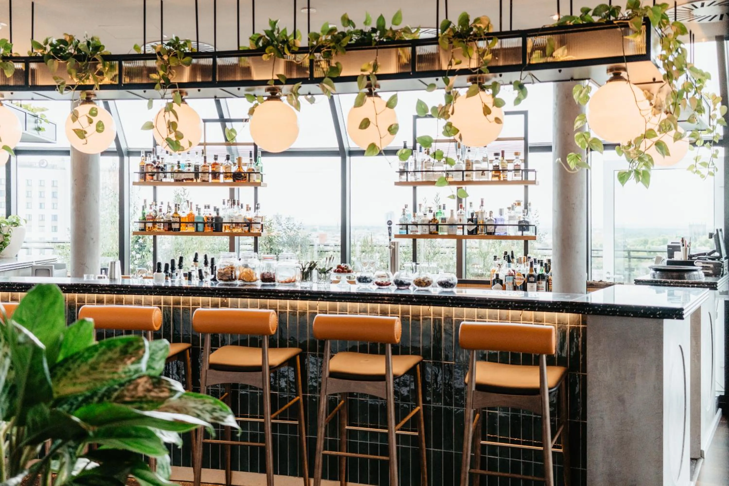 Restaurant/places to eat in Wasserturm Hotel Cologne, Curio Collection by Hilton