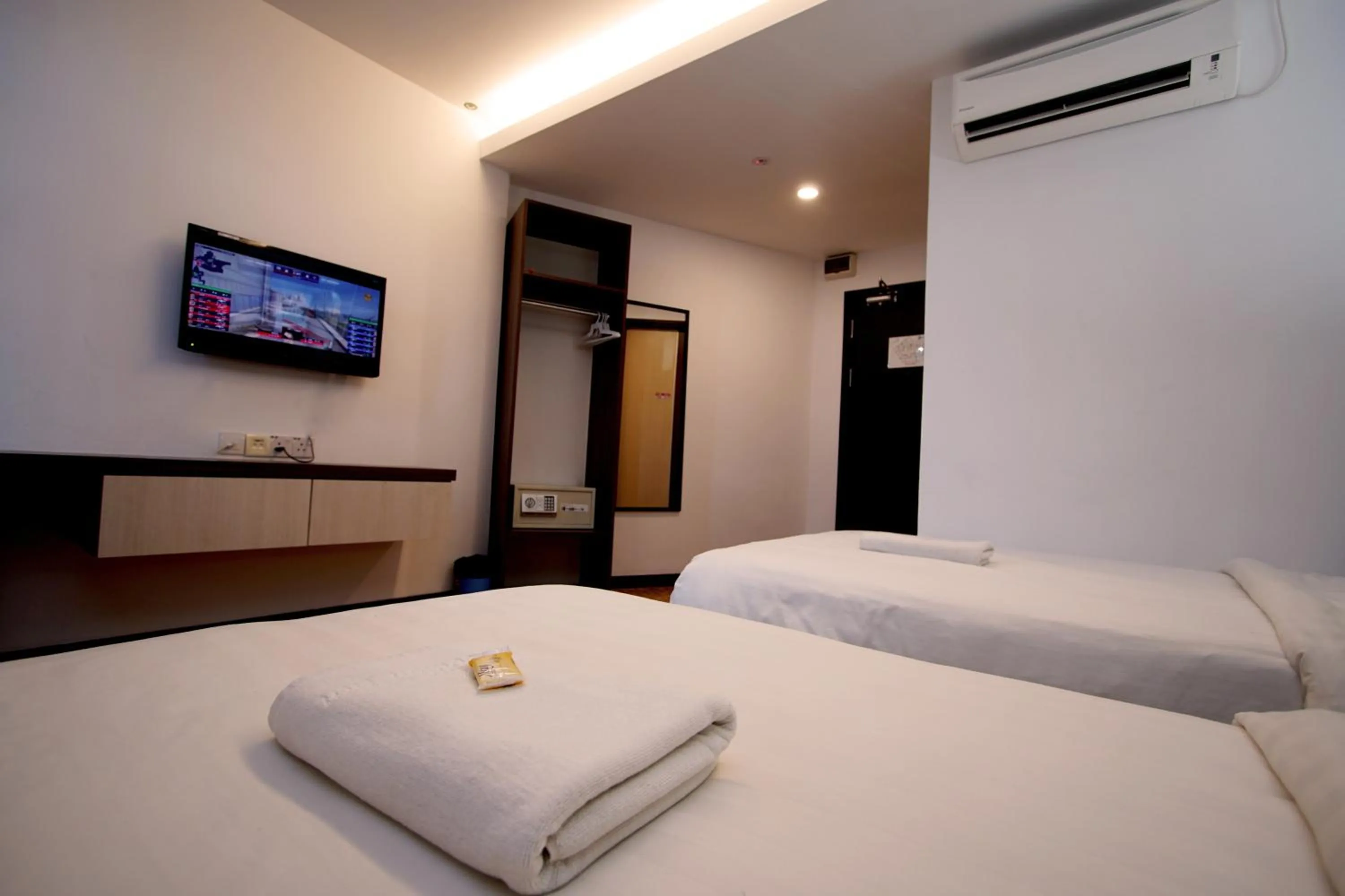 Deluxe Twin Room in Pavilion Inn