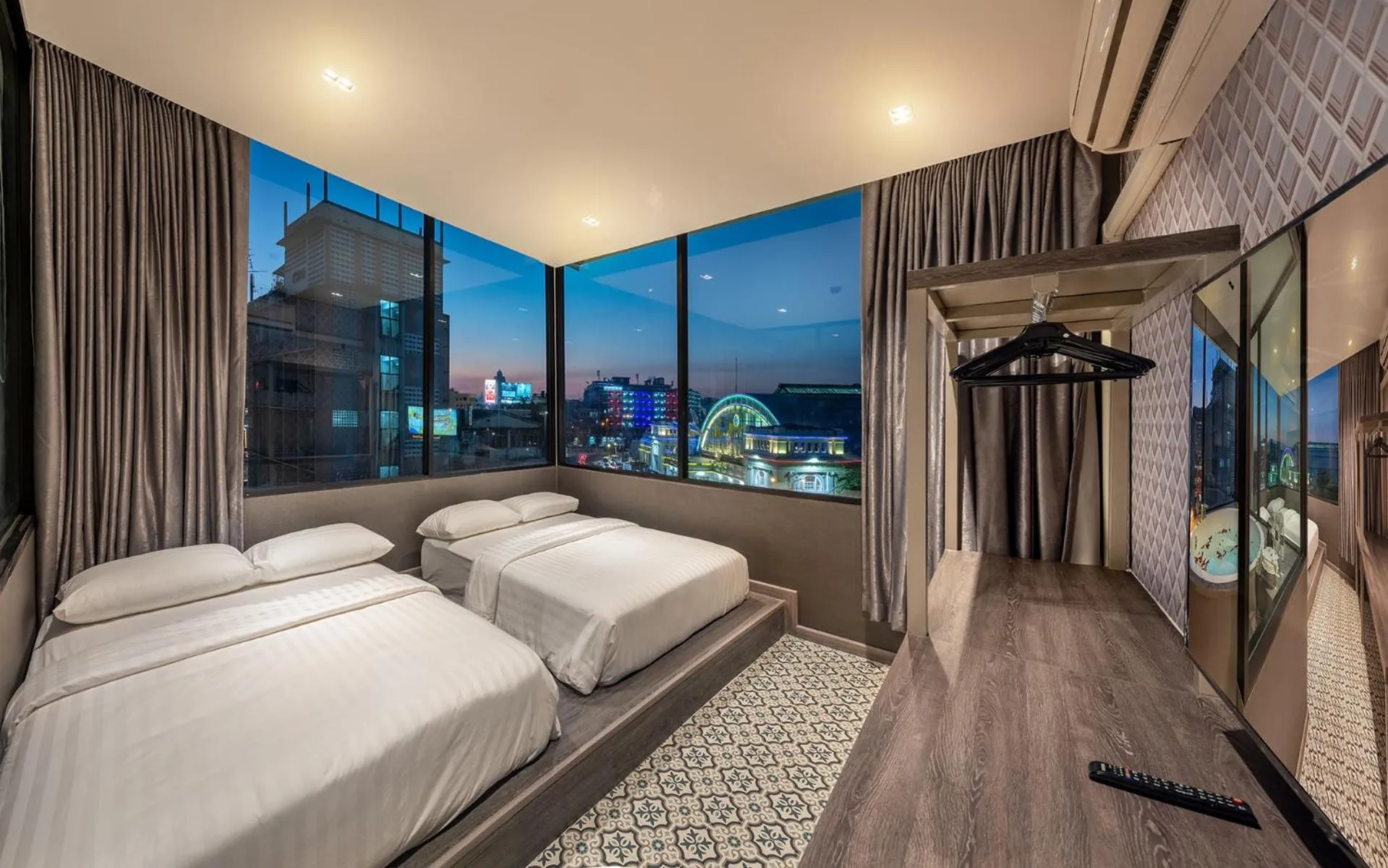 Triple Room with Bath in Happy Station Bangkok