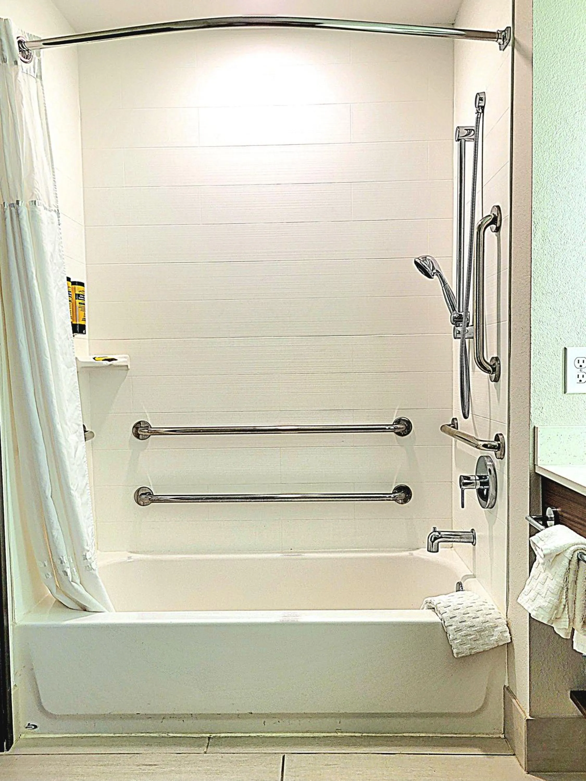 Queen Suite with Two Queen Beds and Bath Tub - Disability Access in Best Western Plus Coachella Valley Inn & Suites