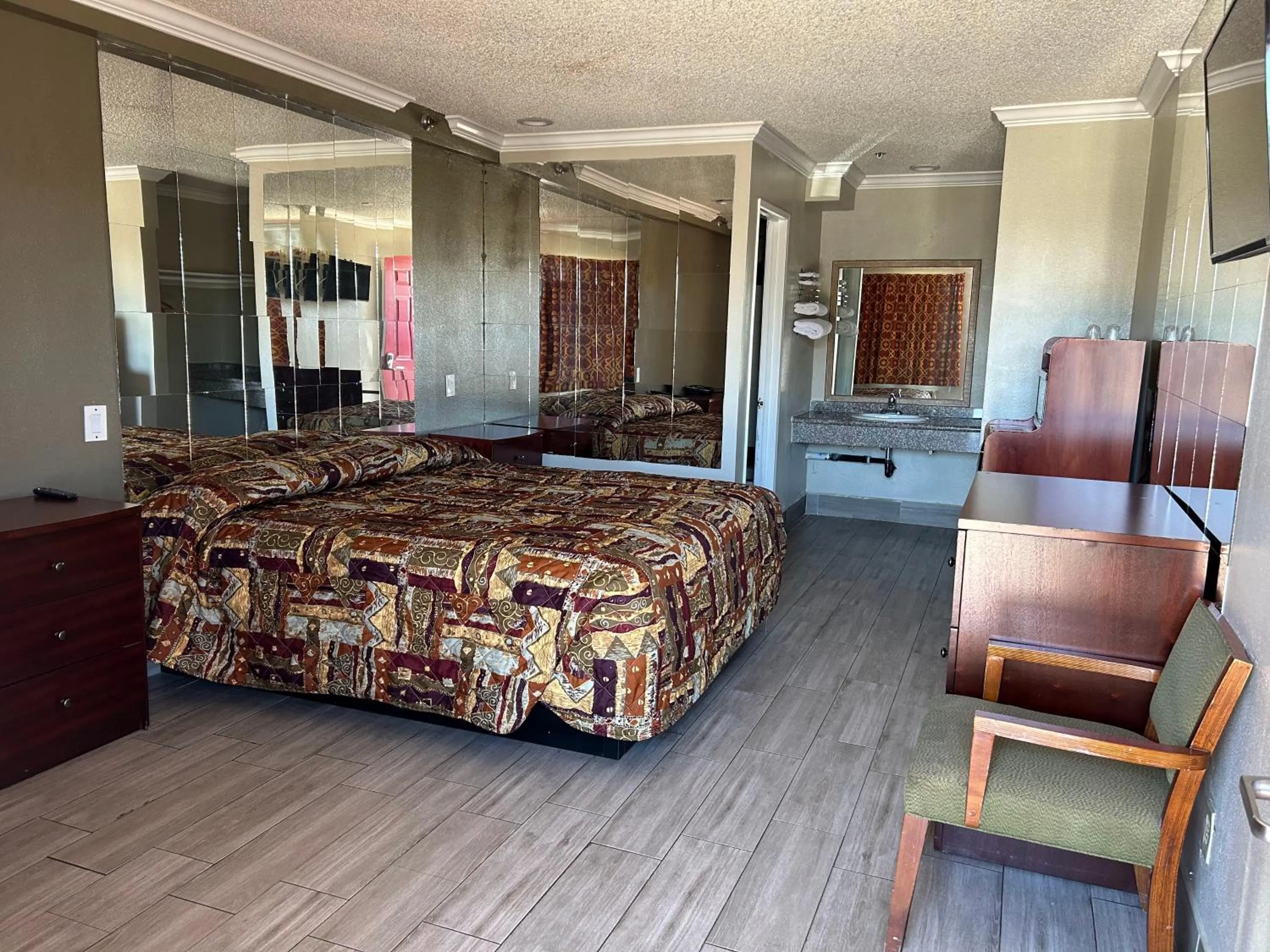 King Bed Non-Smoking in Heritage inn and suites