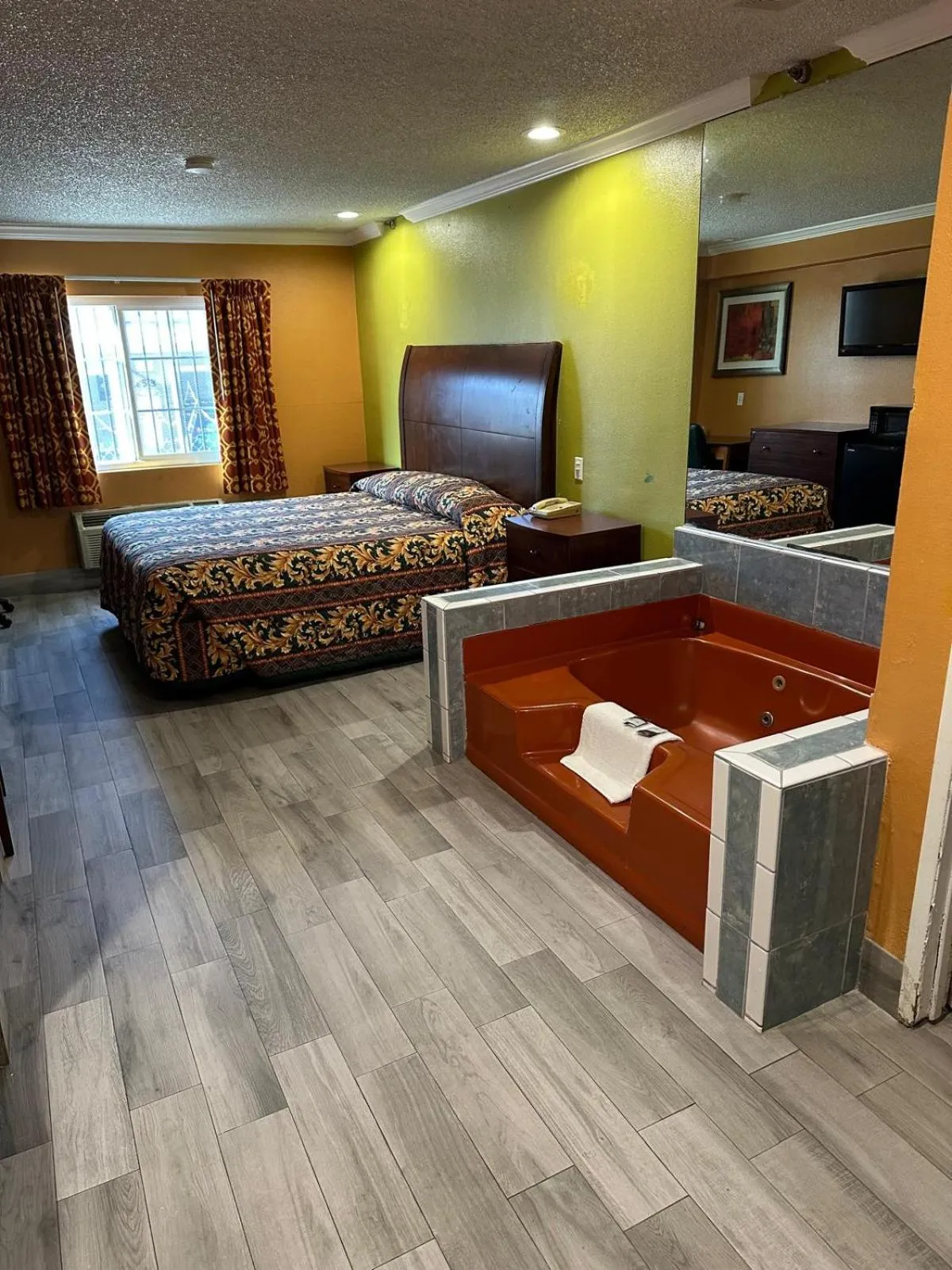 King Bed Non-Smoking with Jetted Tub in Heritage inn and suites