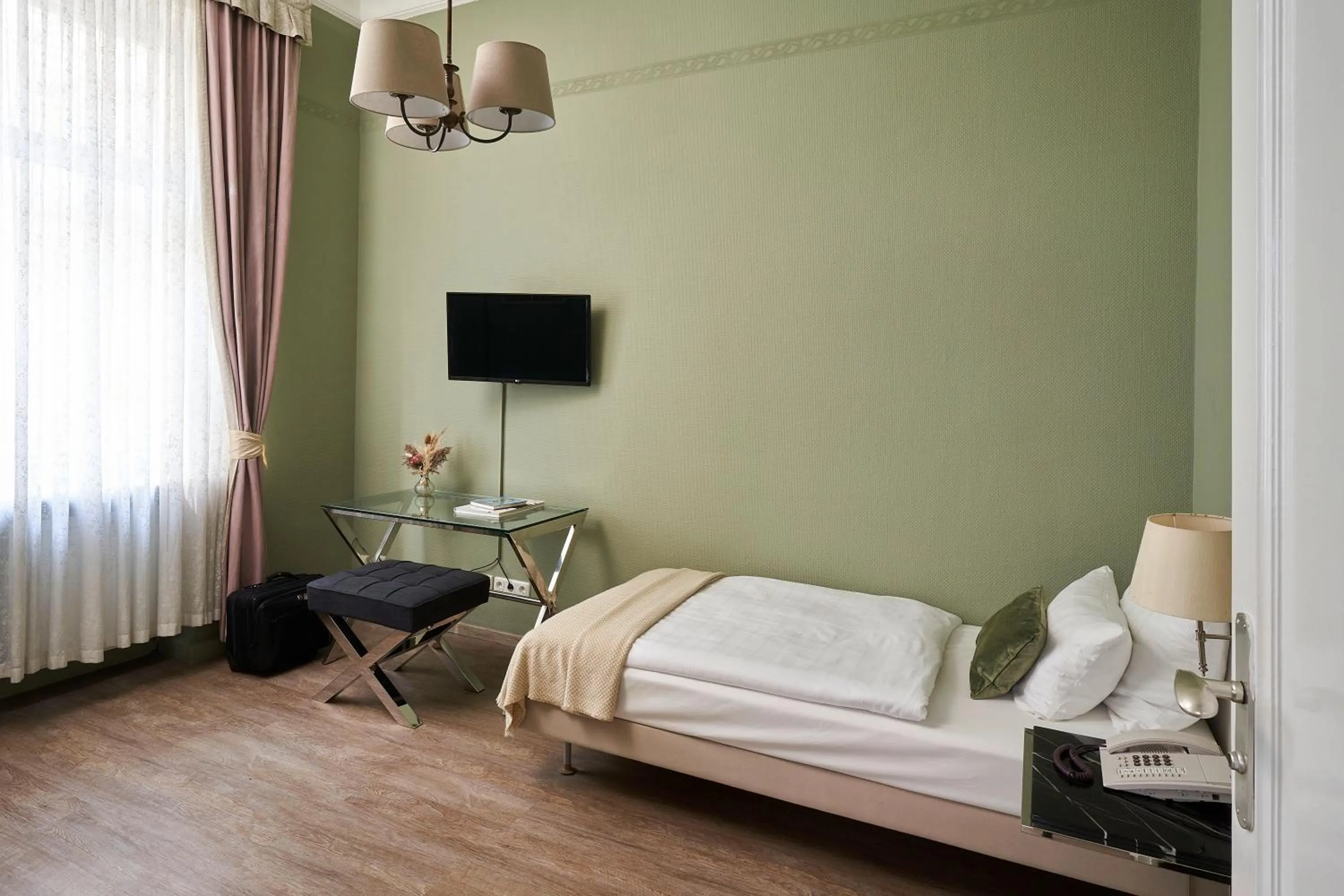 Single Room - Mini-bar drinks free of charge in Hotel Monopol - Central Station