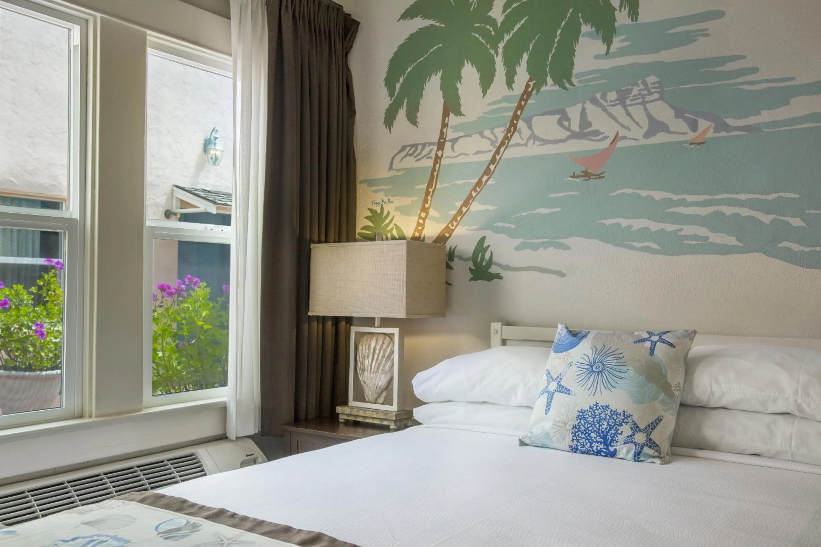 Courtyard Queen in Hotel Mac Rae